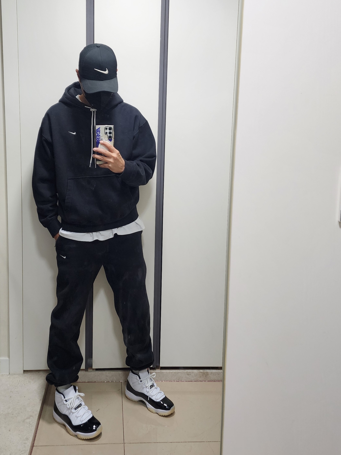 Jordan 11 Retro Gratitude, Nike NRG Solo Swoosh Fleece Hoodie Black White - US/EU 착용 스타일 - 1