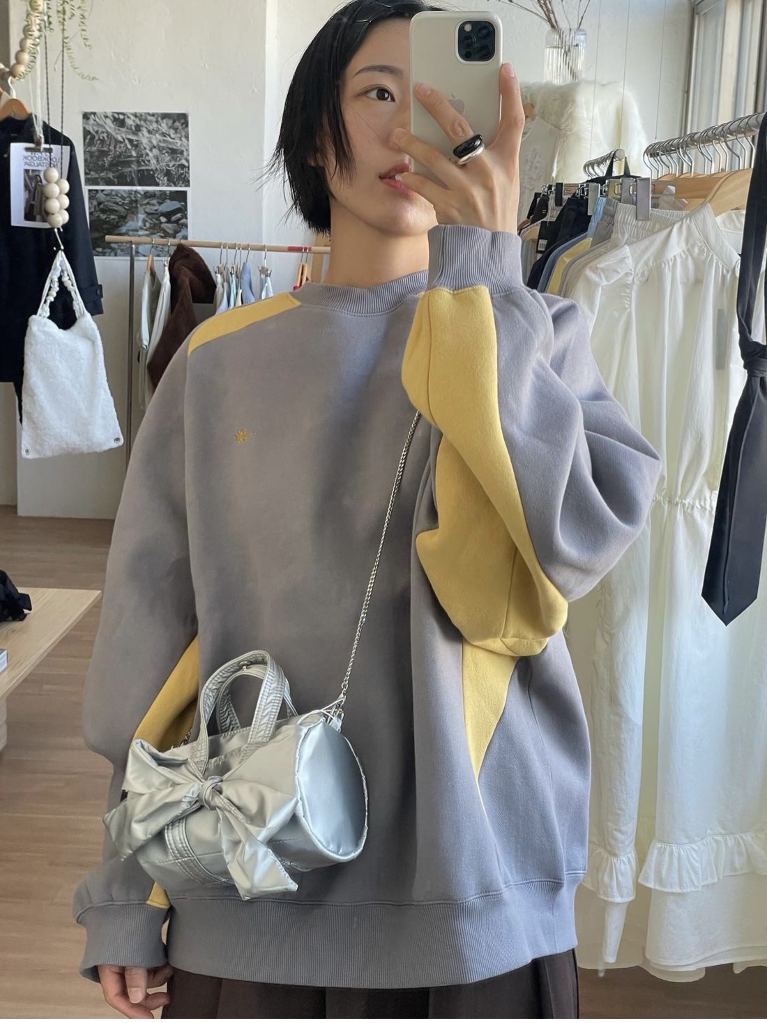 Saenginstudios Mini Ribbon Chain Bag Silver, Saenginstudios Mini Ribbon Chain Bag Pink 착용 스타일