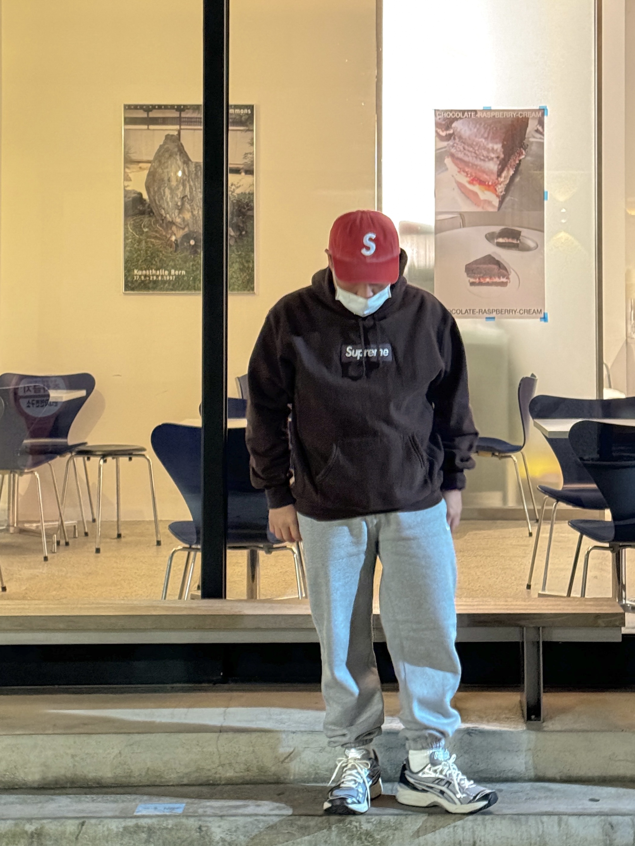 Supreme Pigment Print S Logo 6-Panel Red - 23FW, Supreme Box Logo Hooded Sweatshirt Dark Brown - 21FW 착용 스타일