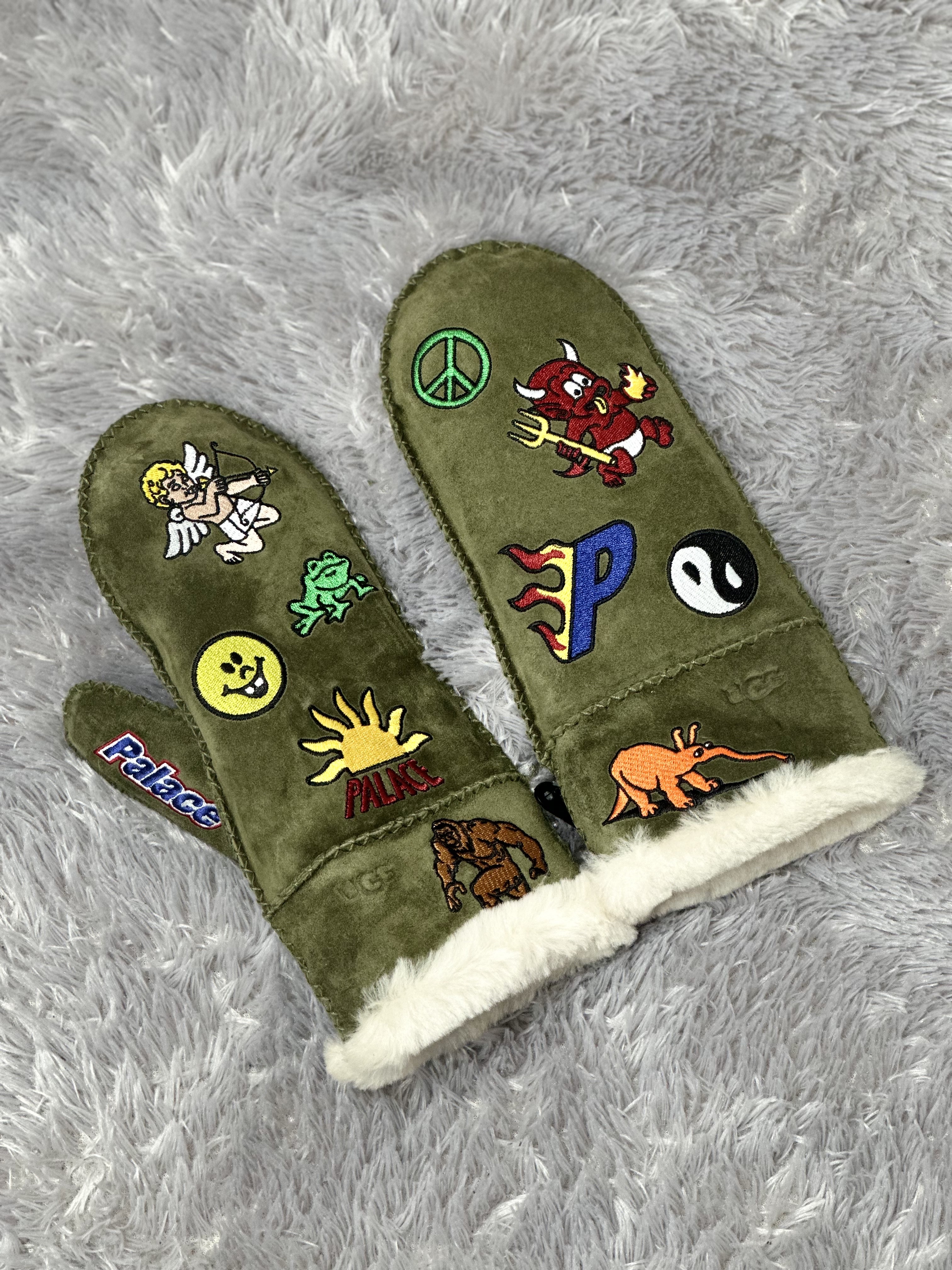 UGG x Palace Sheepskin Mitten Burnt Olive 착용 스타일