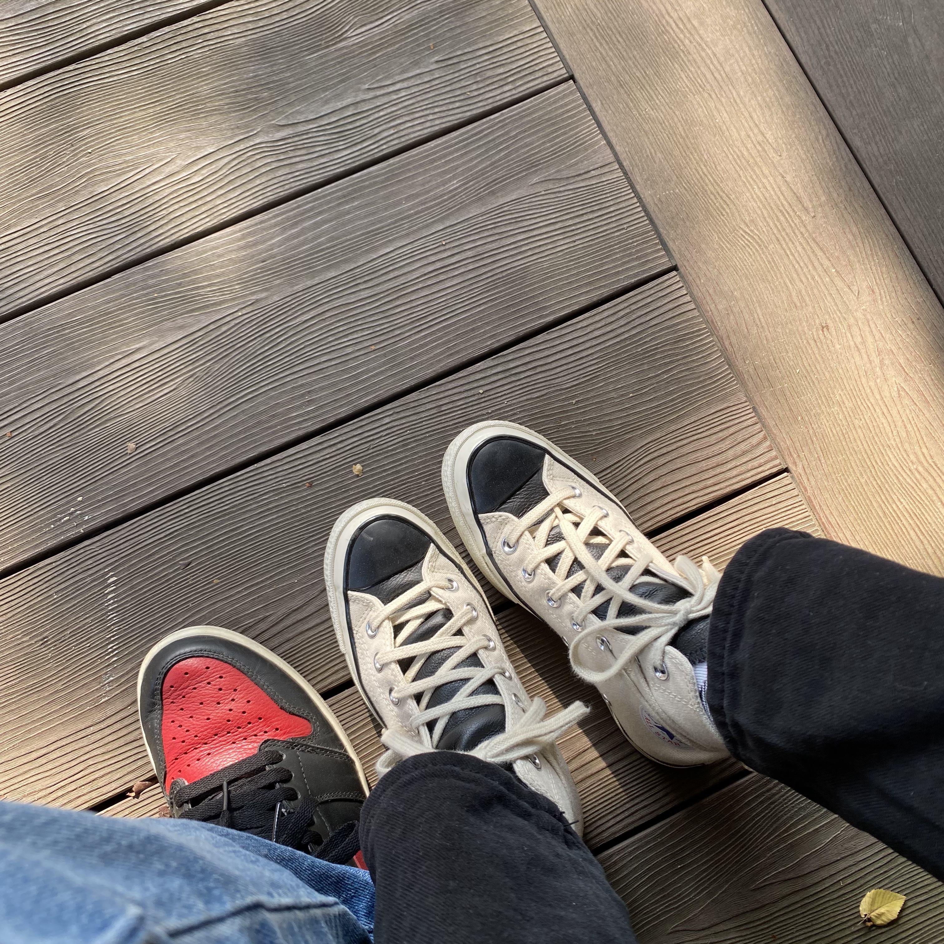 Jordan 1 Retro High OG Bred Banned 2016, Converse x Fear of God Essentials Chuck 70 Hi Natural 2020 착용 스타일