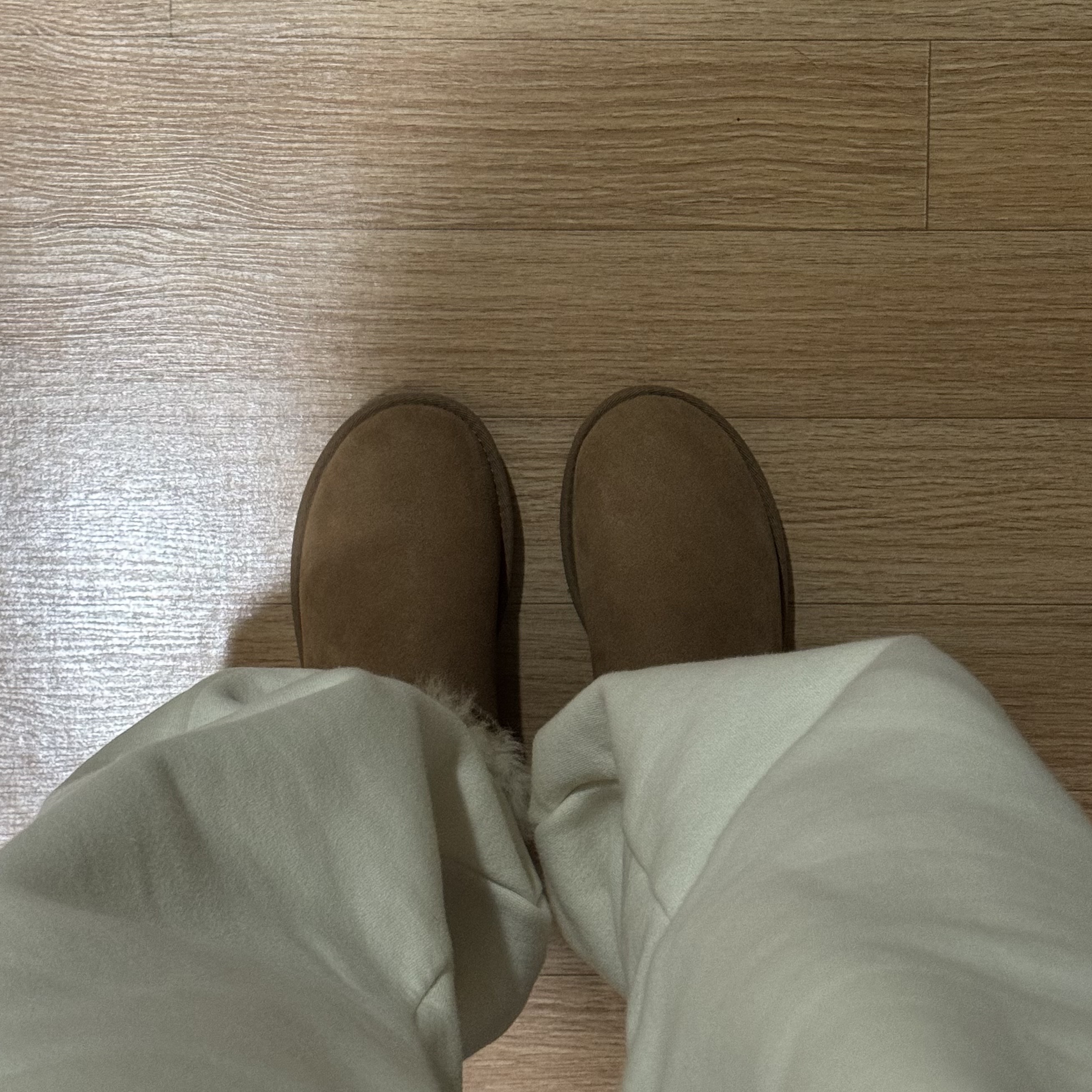 (W) UGG Mini Bailey Button II Boots Chestnut 착용 스타일 - 2