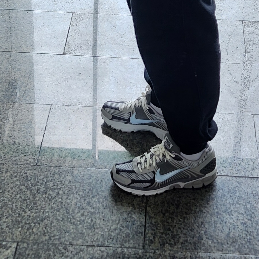 Nike Zoom Vomero 5 PRM Light Iron Ore and Flat Fewter 착용 스타일
