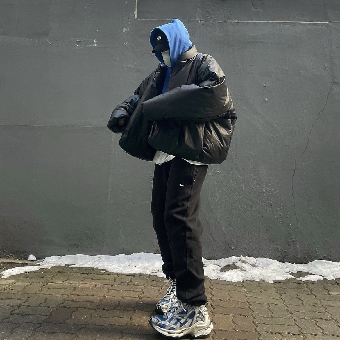 Yeezy Gap Engineered By Balenciaga Round Jacket 2 Black 착용 스타일