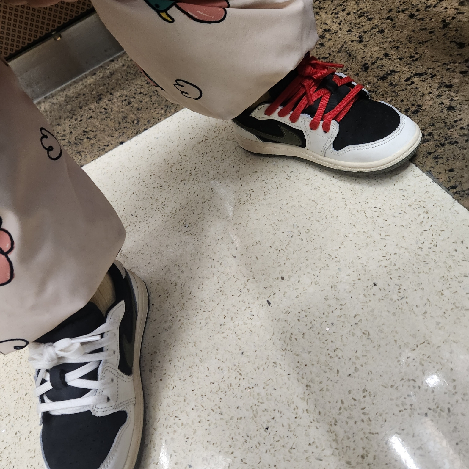 (TD) Jordan 1 x Travis Scott Retro Low OG SP Medium Olive 착용 스타일 - 3