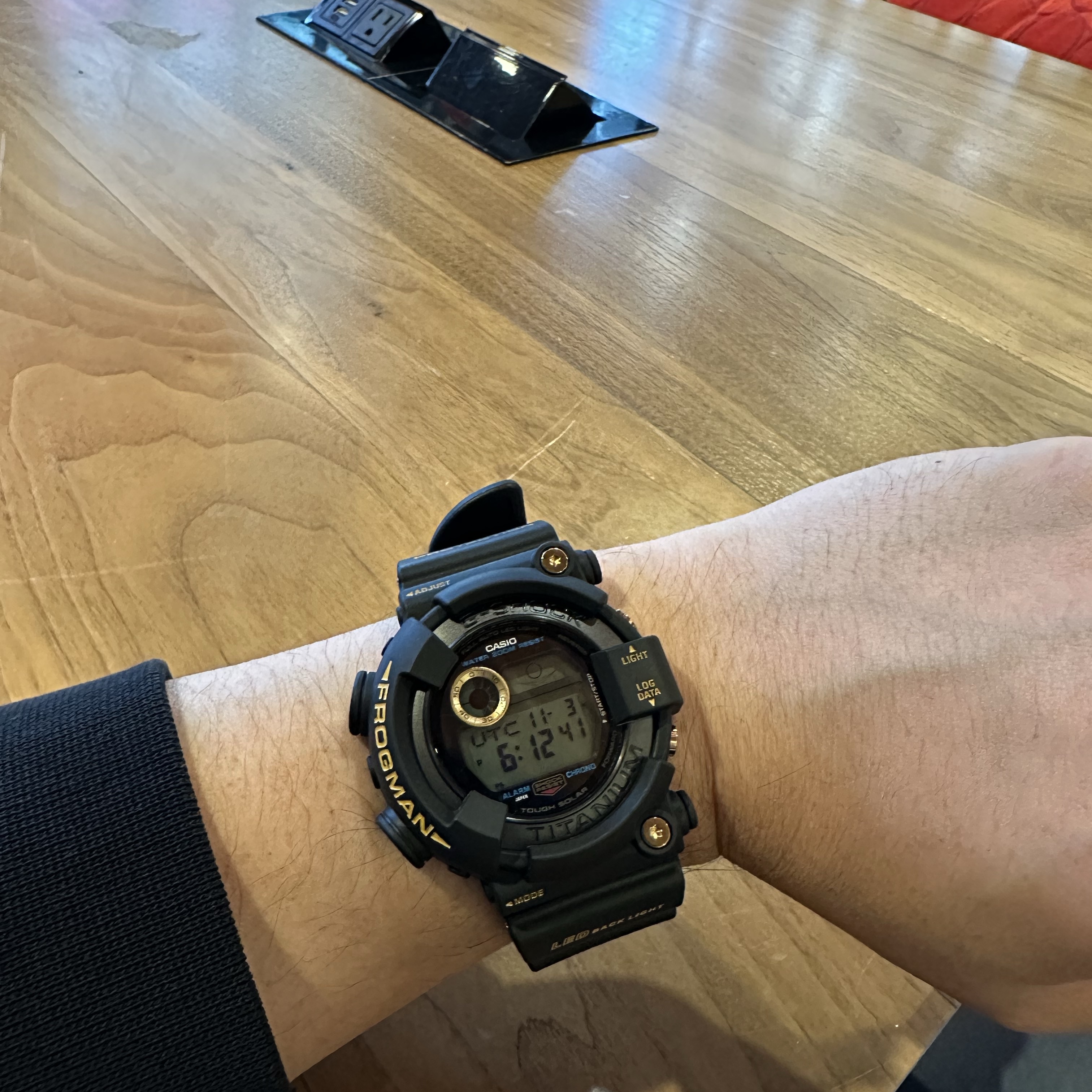 Casio G-Shock Frogman 30th Anniversary Limited Edition GW-8230B-9A 착용 스타일 - 2