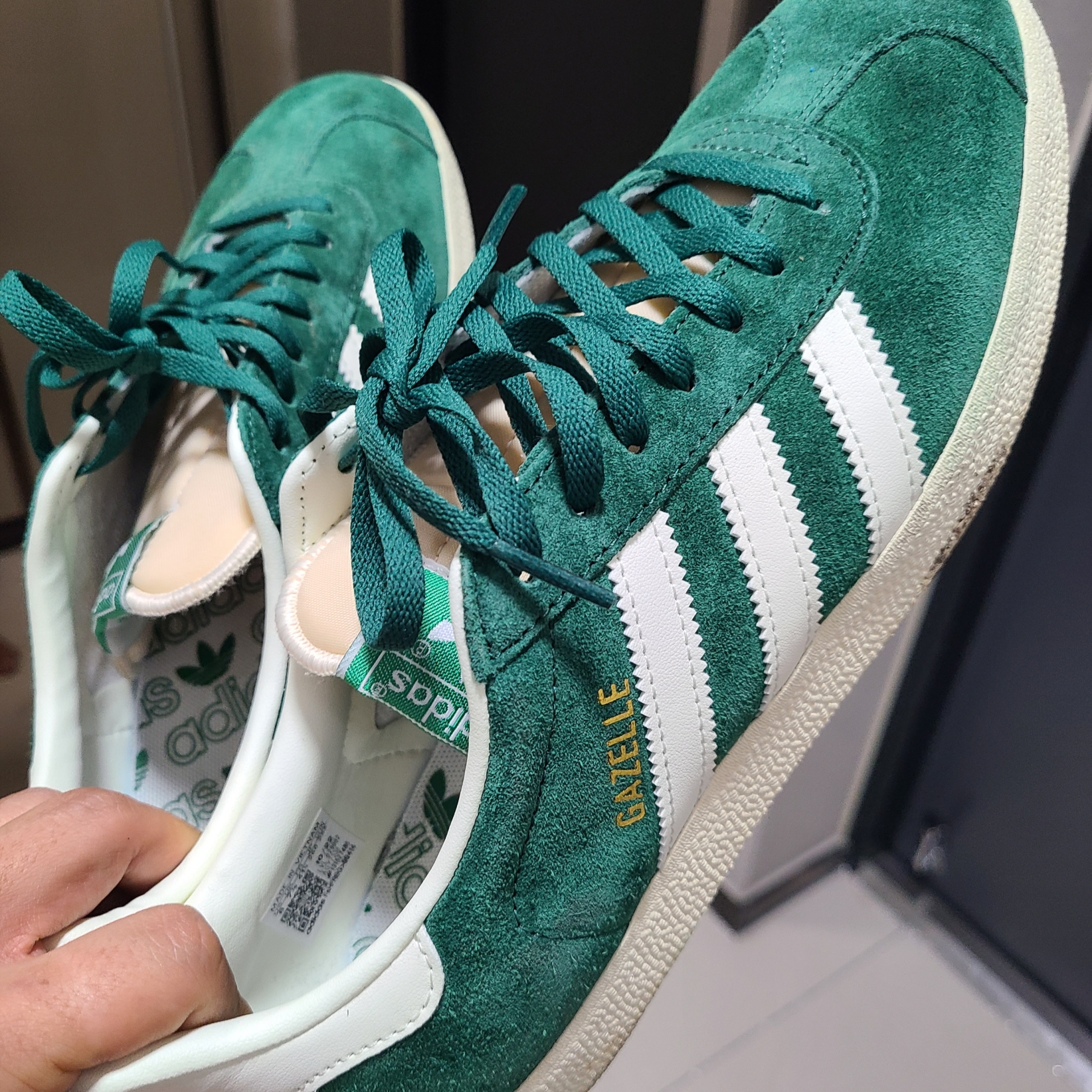 Adidas Gazelle Dark Green Cream White 착용 스타일