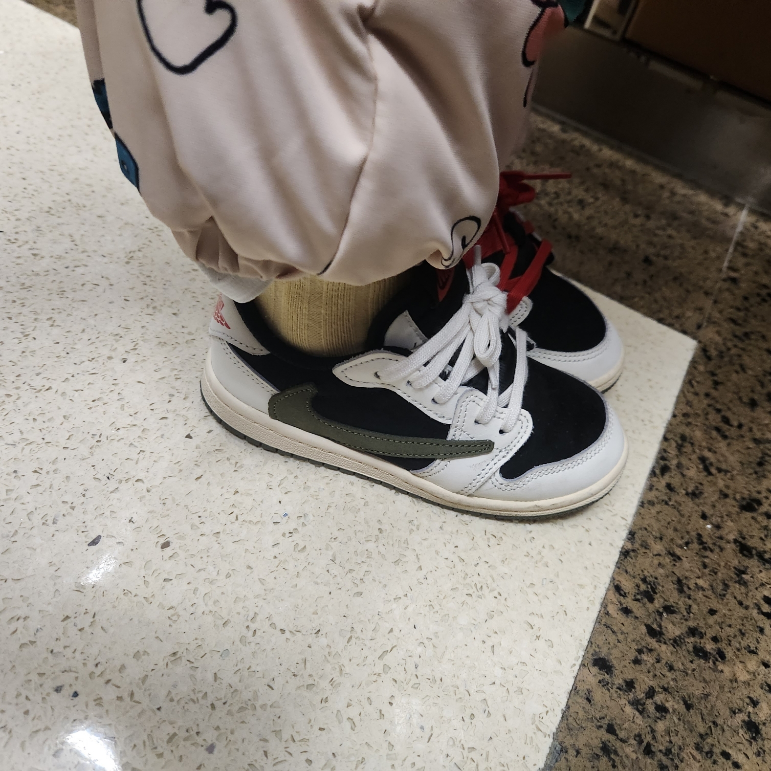 (TD) Jordan 1 x Travis Scott Retro Low OG SP Medium Olive 착용 스타일 - 4