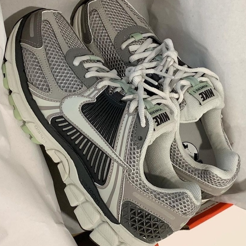 (W) Nike Zoom Vomero 5 Cobblestone and Flat Pewter 착용 스타일