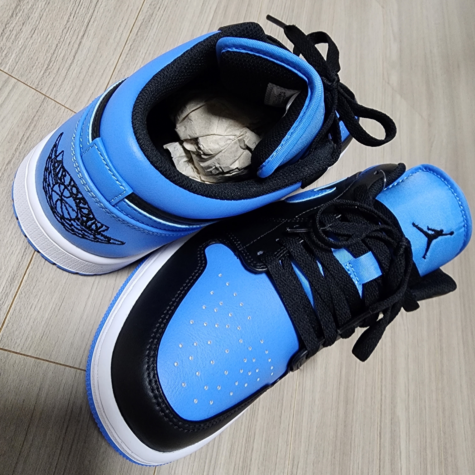 Jordan 1 Low Black University Blue 착용 스타일