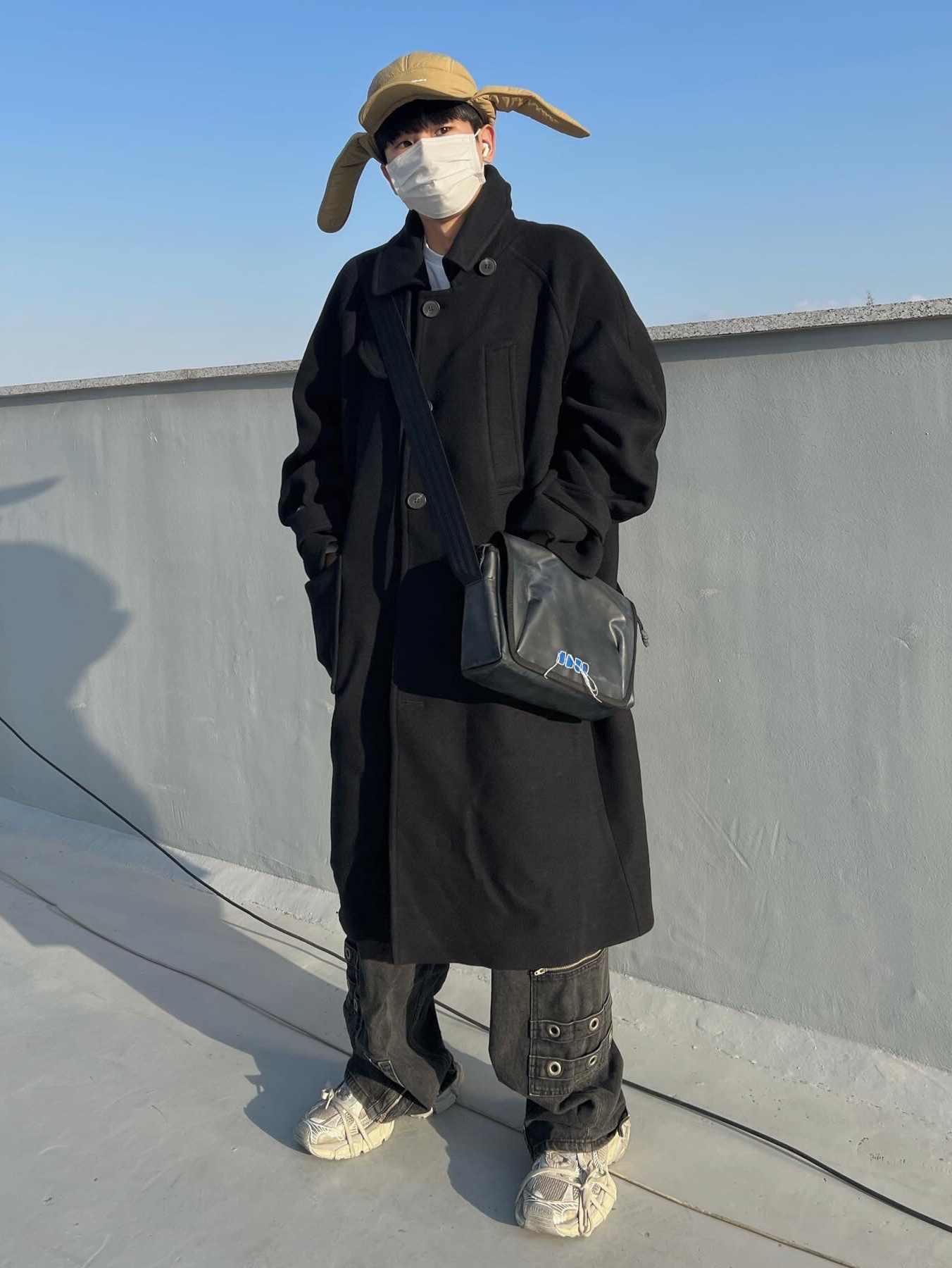 Ader Error Trace Admore Crossbody Bag Black, Undermycar Legion.02 Balmacaan Oversized Wool Coat Black 착용 스타일 - 2