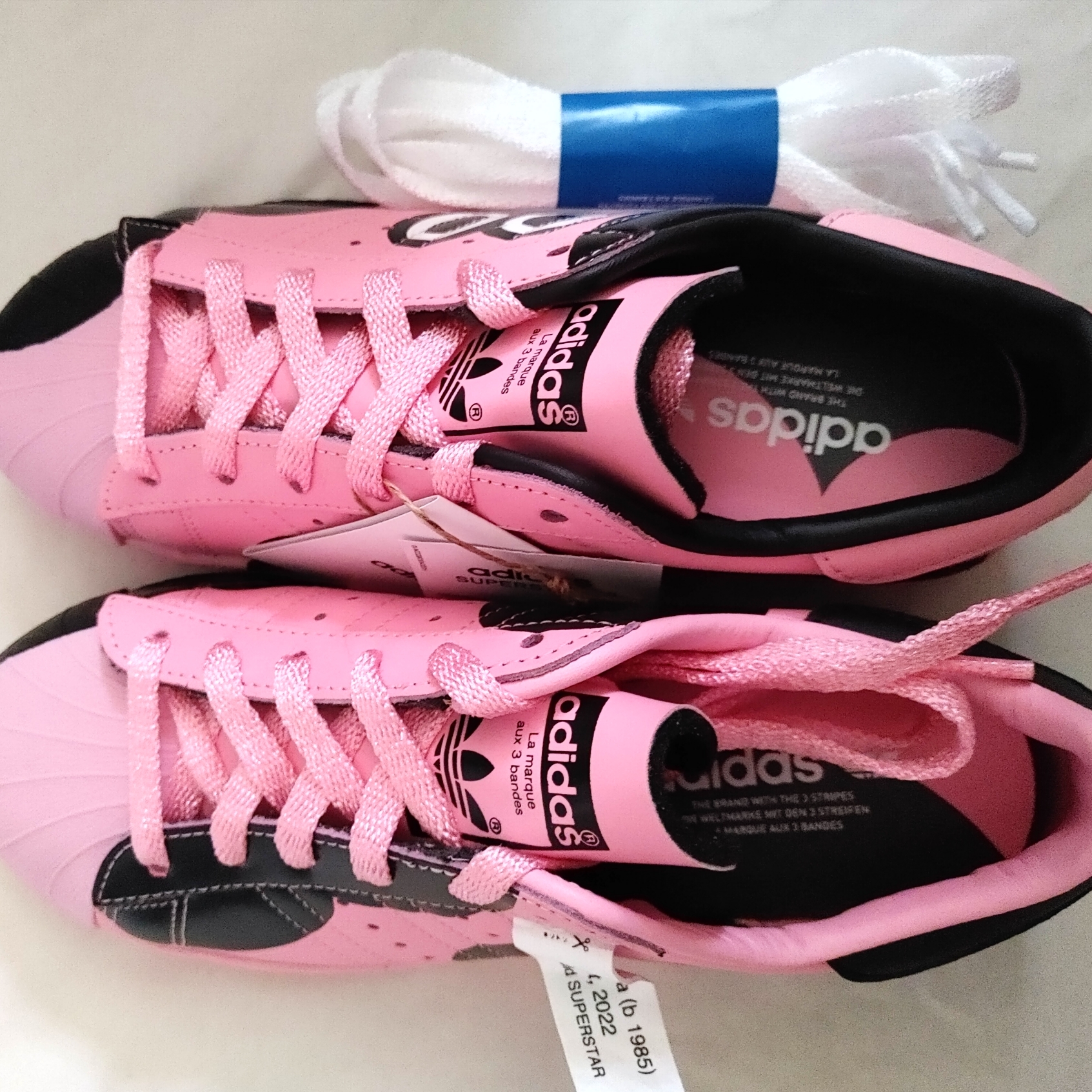 Adidas x Face Superstar 82 Light Pink Core Black 착용 스타일 - 2