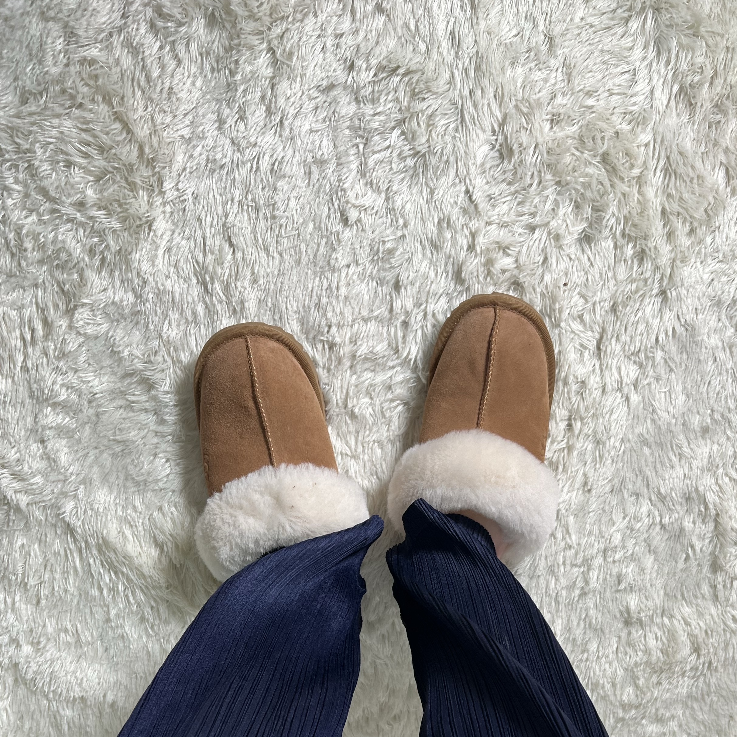 (Kids) UGG Cozy ll Slipper Chestnut 착용 스타일
