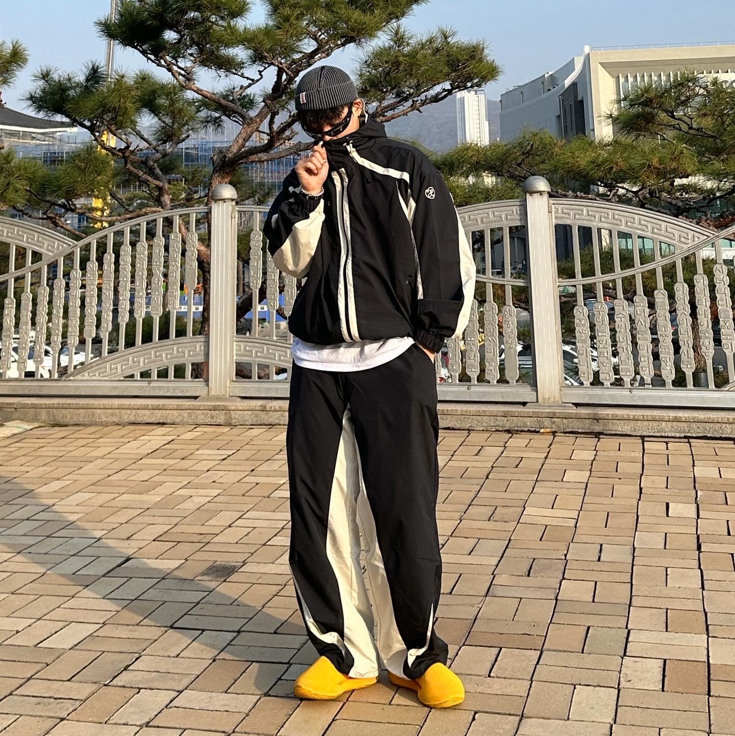 Adidas Yeezy Knit RNR Sulfur 착용 스타일 - 2
