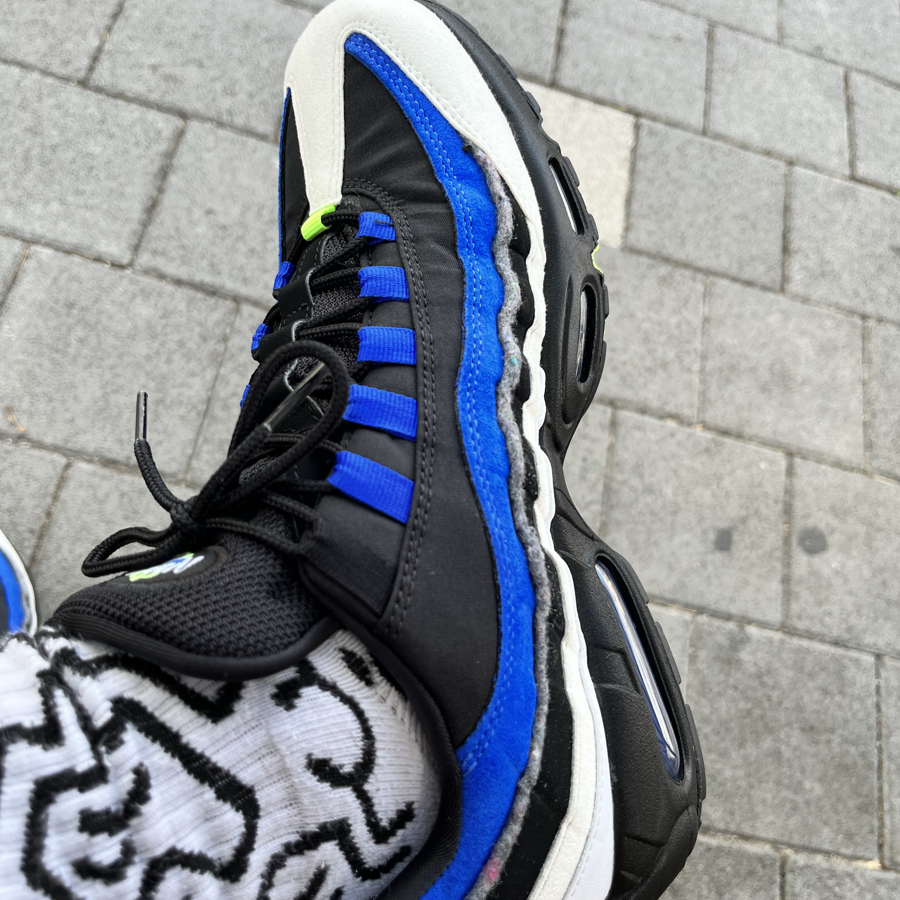 Nike Air Max 95 SE Black Game Royal 착용 스타일 - 1