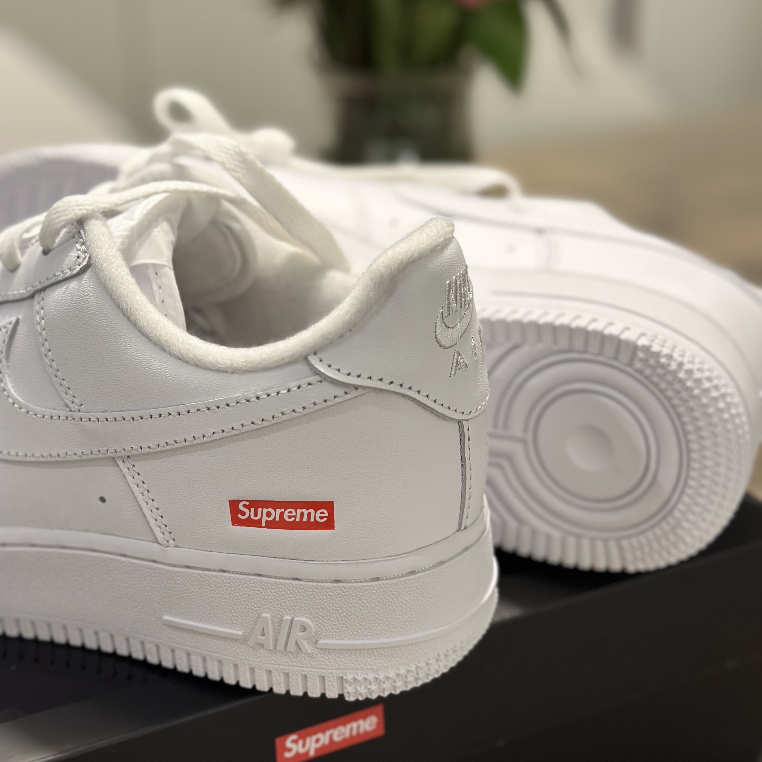 Nike x Supreme Air Force 1 Low White 착용 스타일 - 2