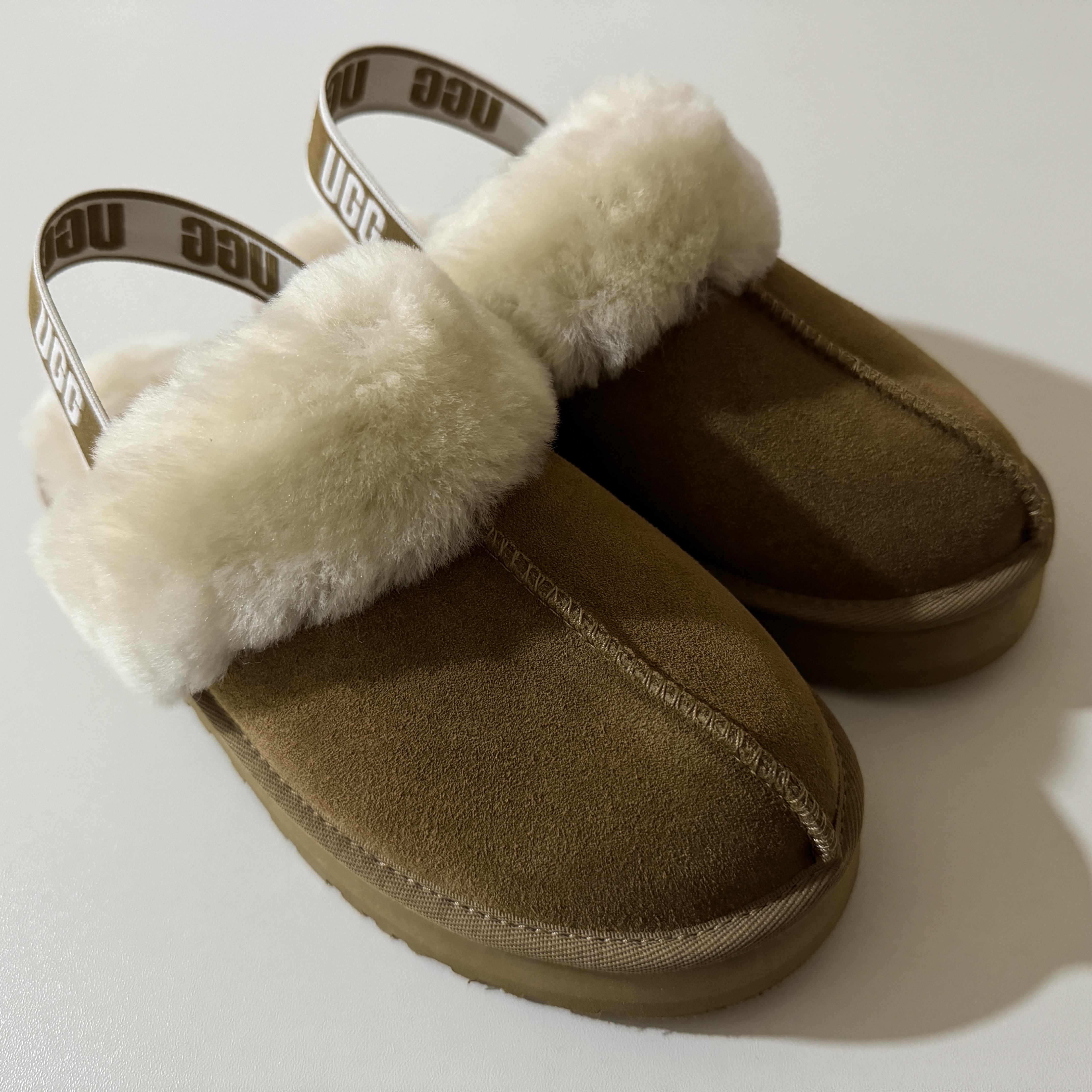 (Kids) UGG Funkette Slides Chestnut 착용 스타일 - 1