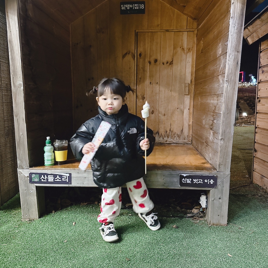 (Kids) The North Face 1996 Eco Nuptse Down Jacket Real Black, (TD) Jordan 1 x Travis Scott Retro Low OG SP Medium Olive 착용 스타일 - 1