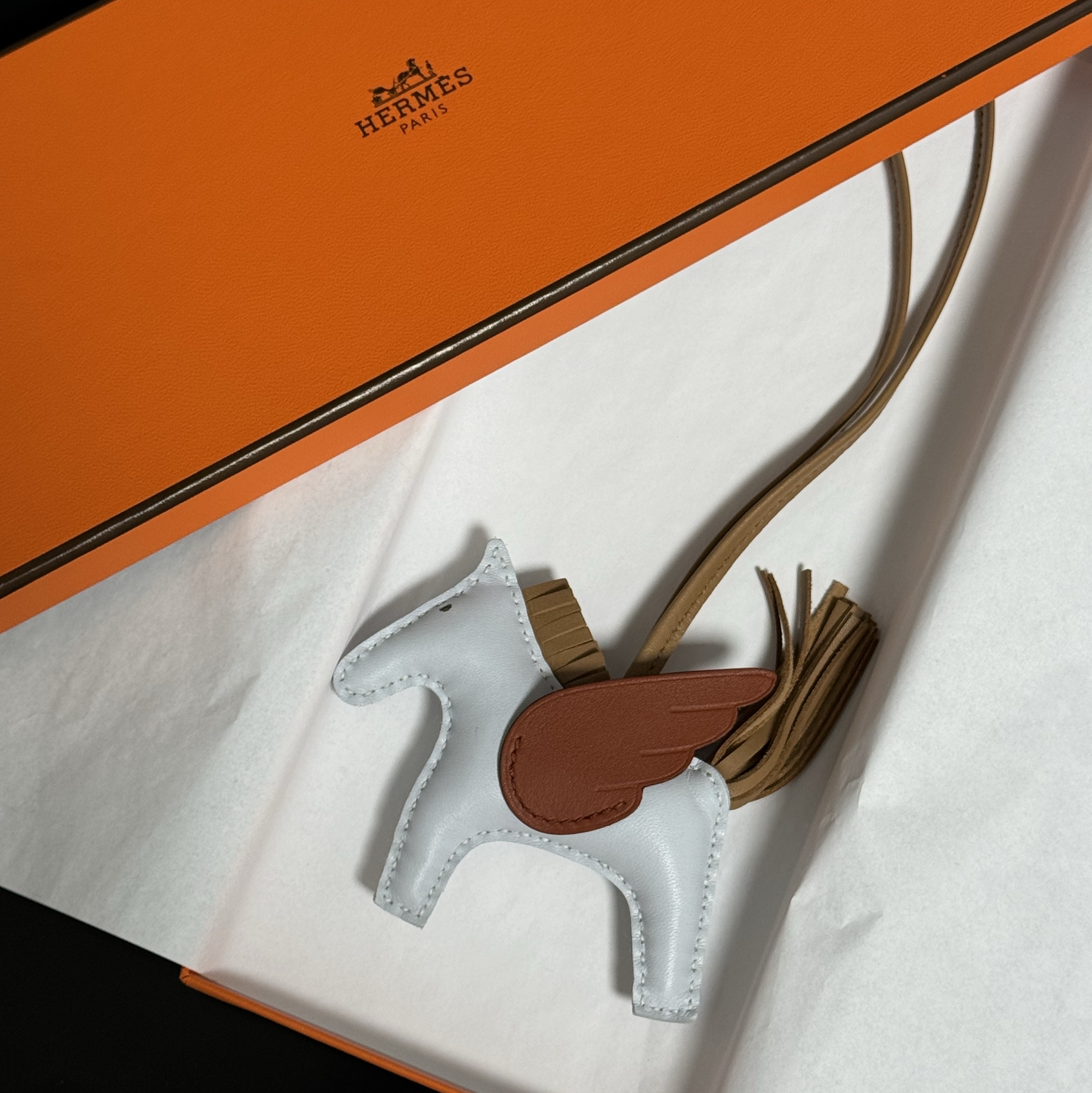 Hermes Rodeo Pegase PM Charm Milo Swift & Bleu Brume Chai Cuivre 착용 스타일