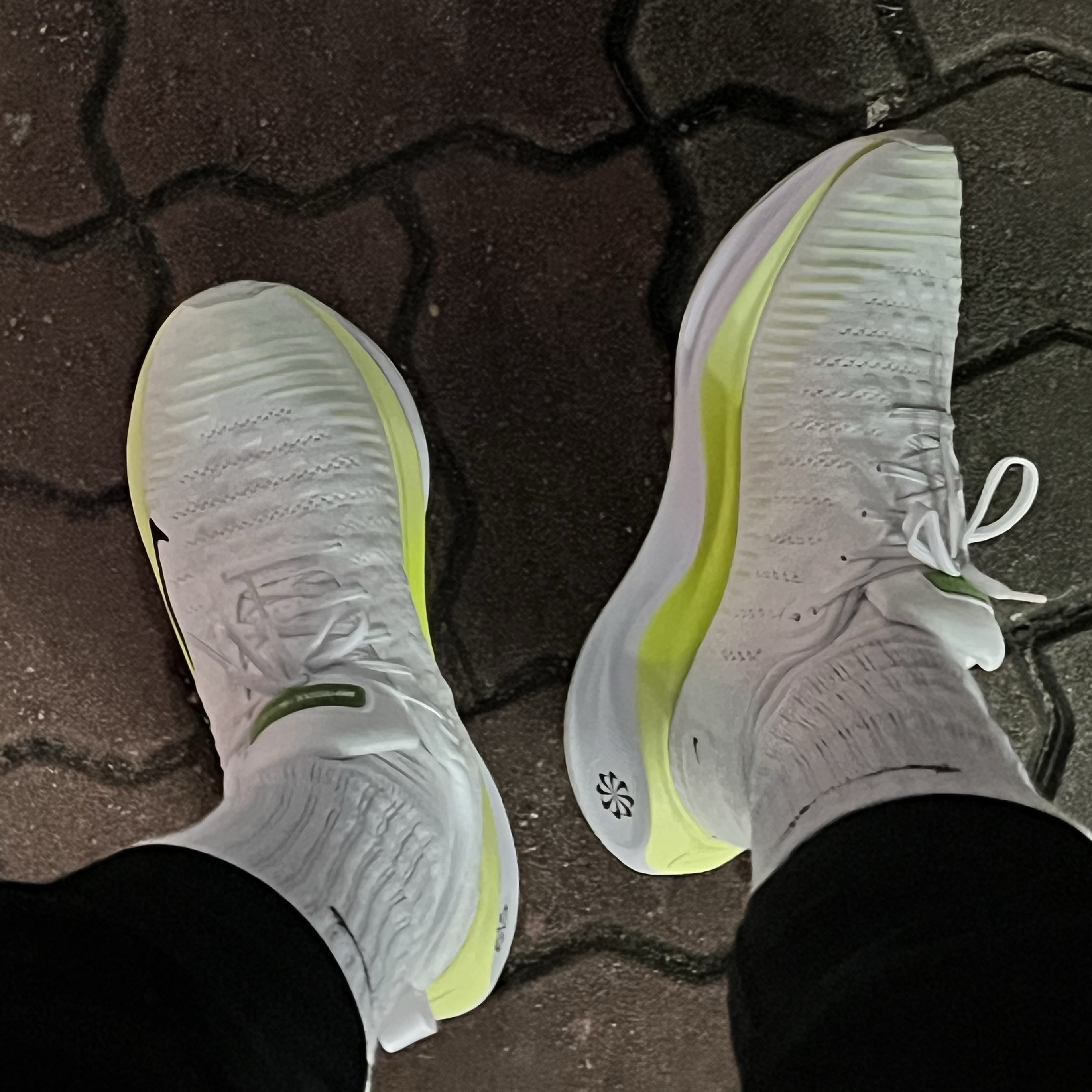 Nike ReactX Infinity Run 4 White Light Lemon Twist 착용 스타일