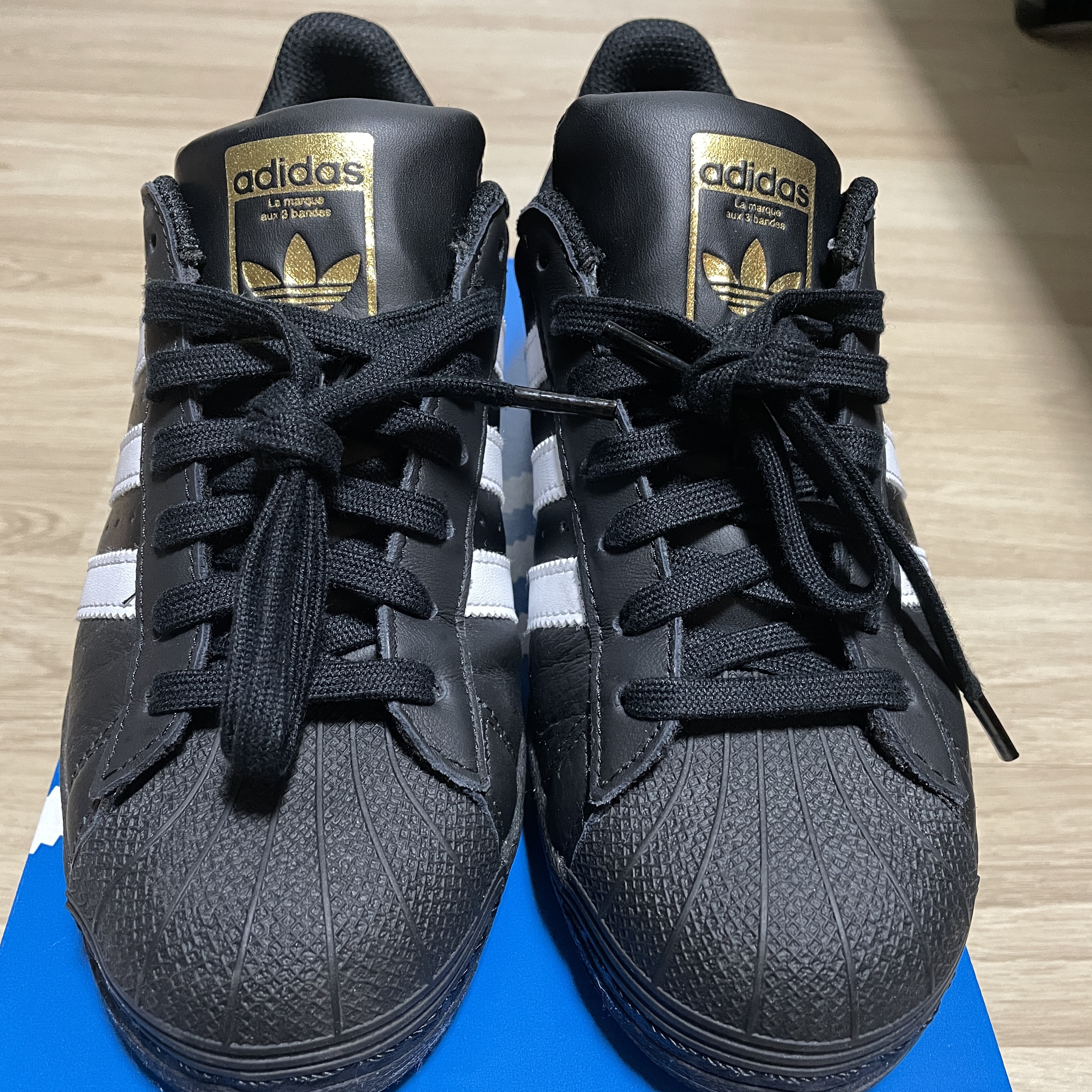 Adidas Superstar Core Black White 착용 스타일