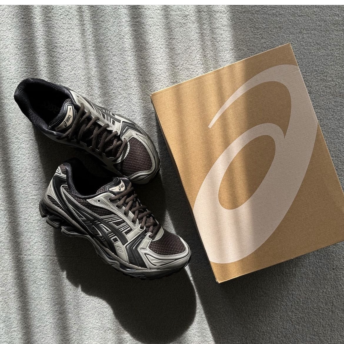 Asics x Atmos x Undermycar Gel-Kayano 14 Pepper Black 착용 스타일 - 3