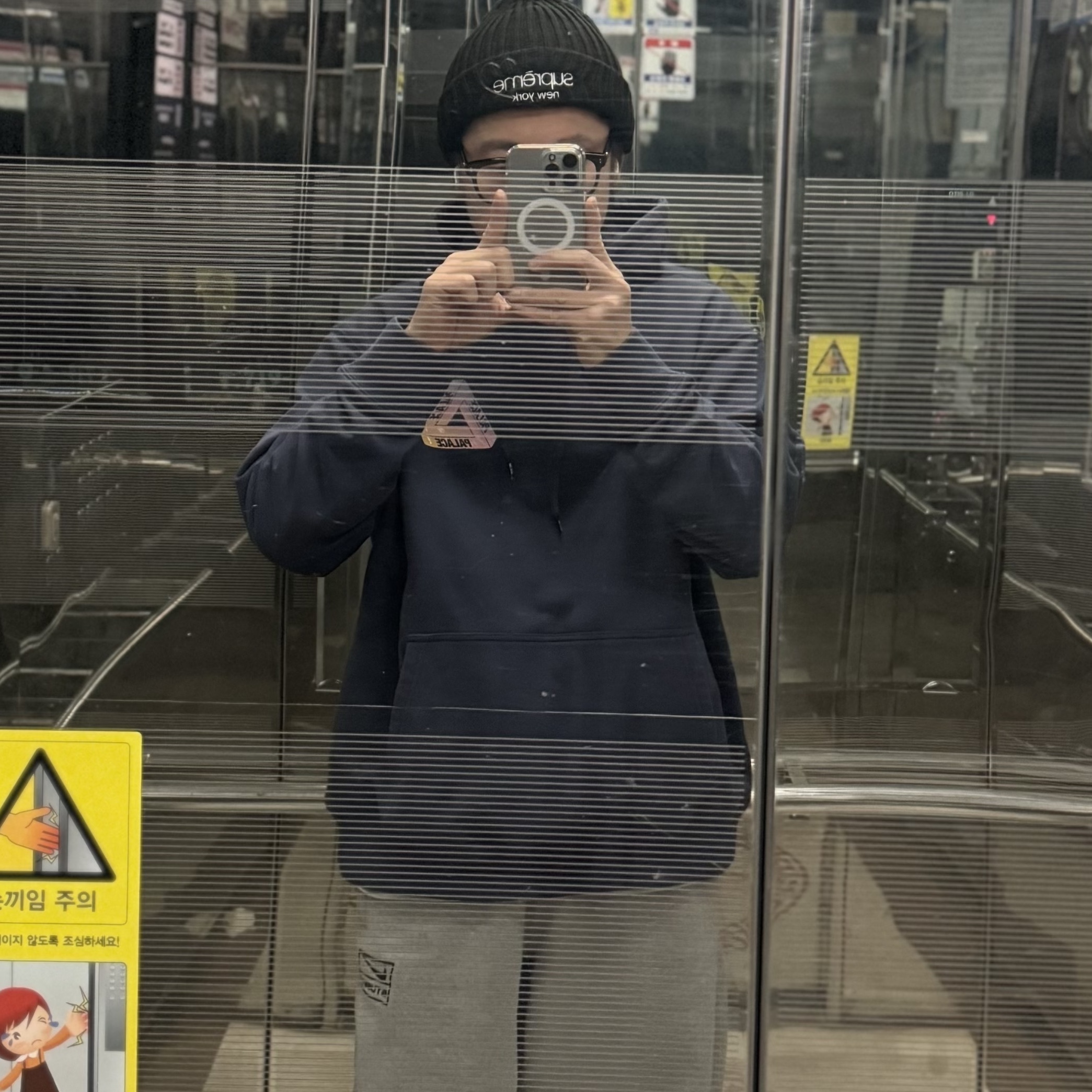 Supreme Classic Logo Chunky Ribbed Beanie Black - 23FW, Palace Ombre Tri-Ferg Hood Navy - 23SS 착용 스타일