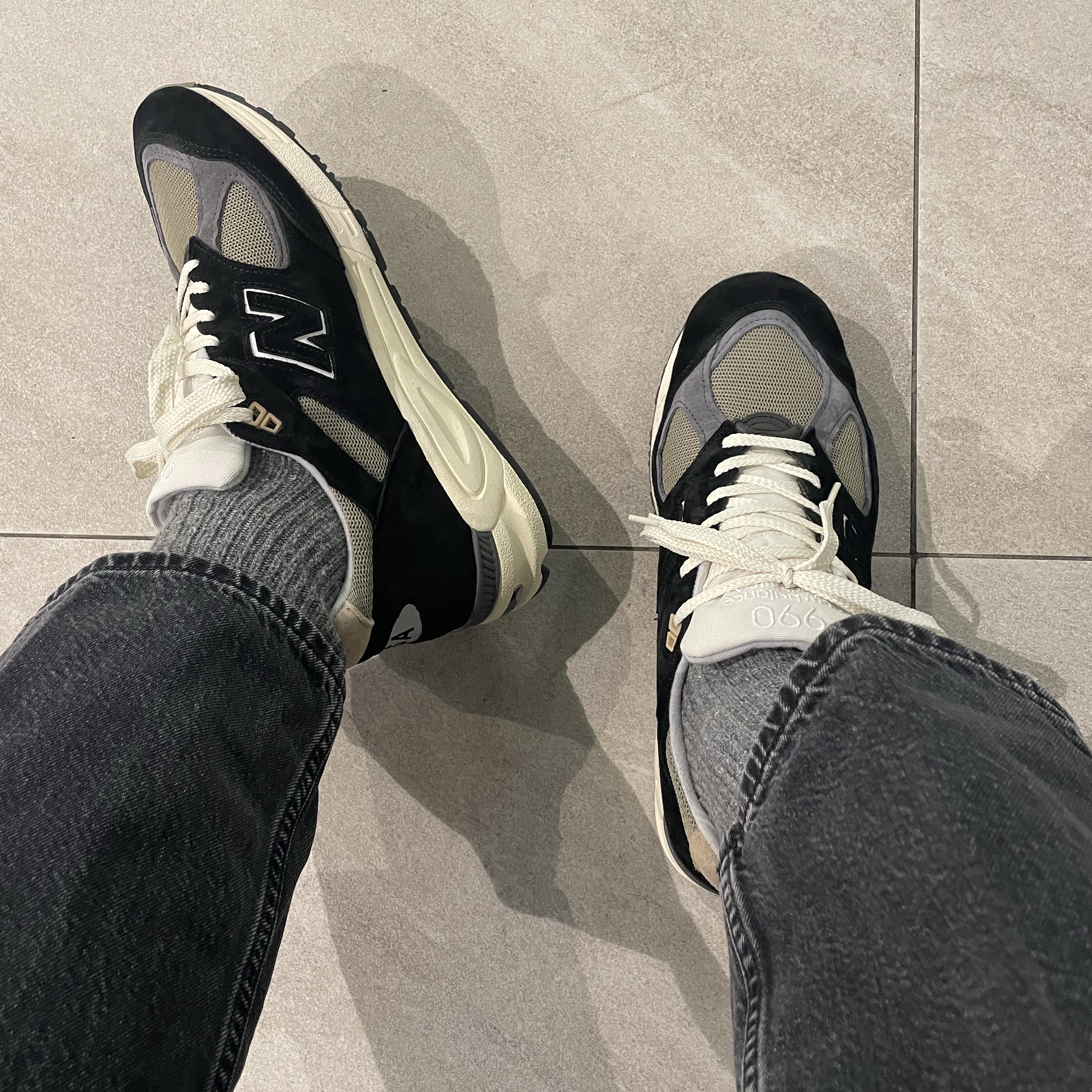 New Balance 990v2 Made in USA Black True camo 착용 스타일