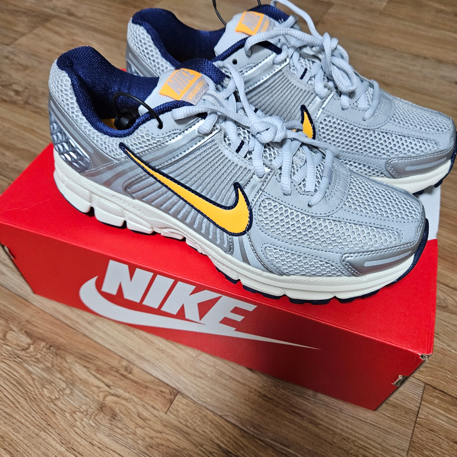 Nike Zoom Vomero 5 Pure Platinum and Laser Orange 착용 스타일 - 2