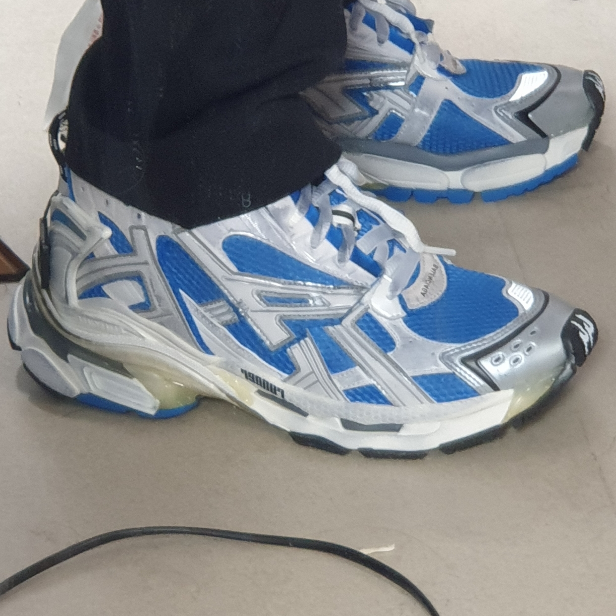 Balenciaga Runner Sneakers Blue White 착용 스타일 - 4