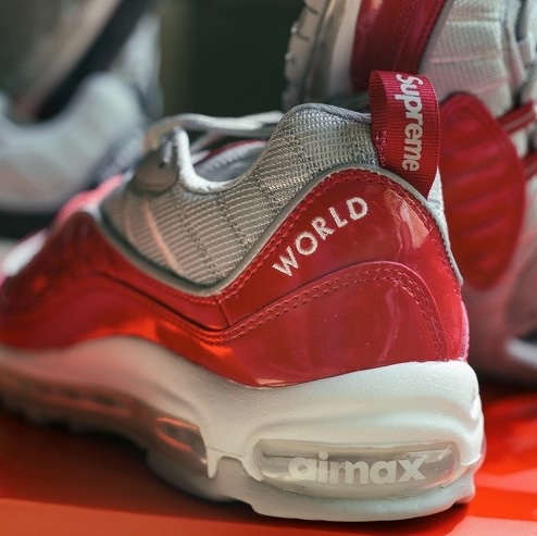 Nike x Supreme Air Max 98 Varsity Red 착용 스타일