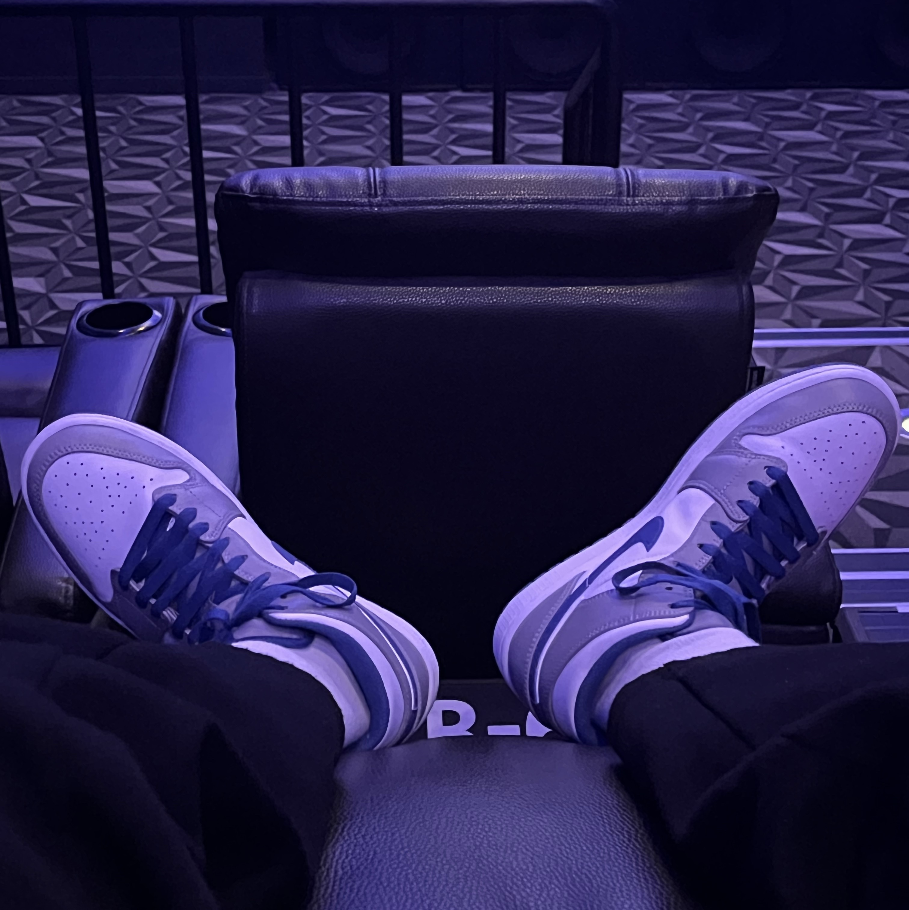 Jordan 1 Mid Cement Grey True Blue 착용 스타일