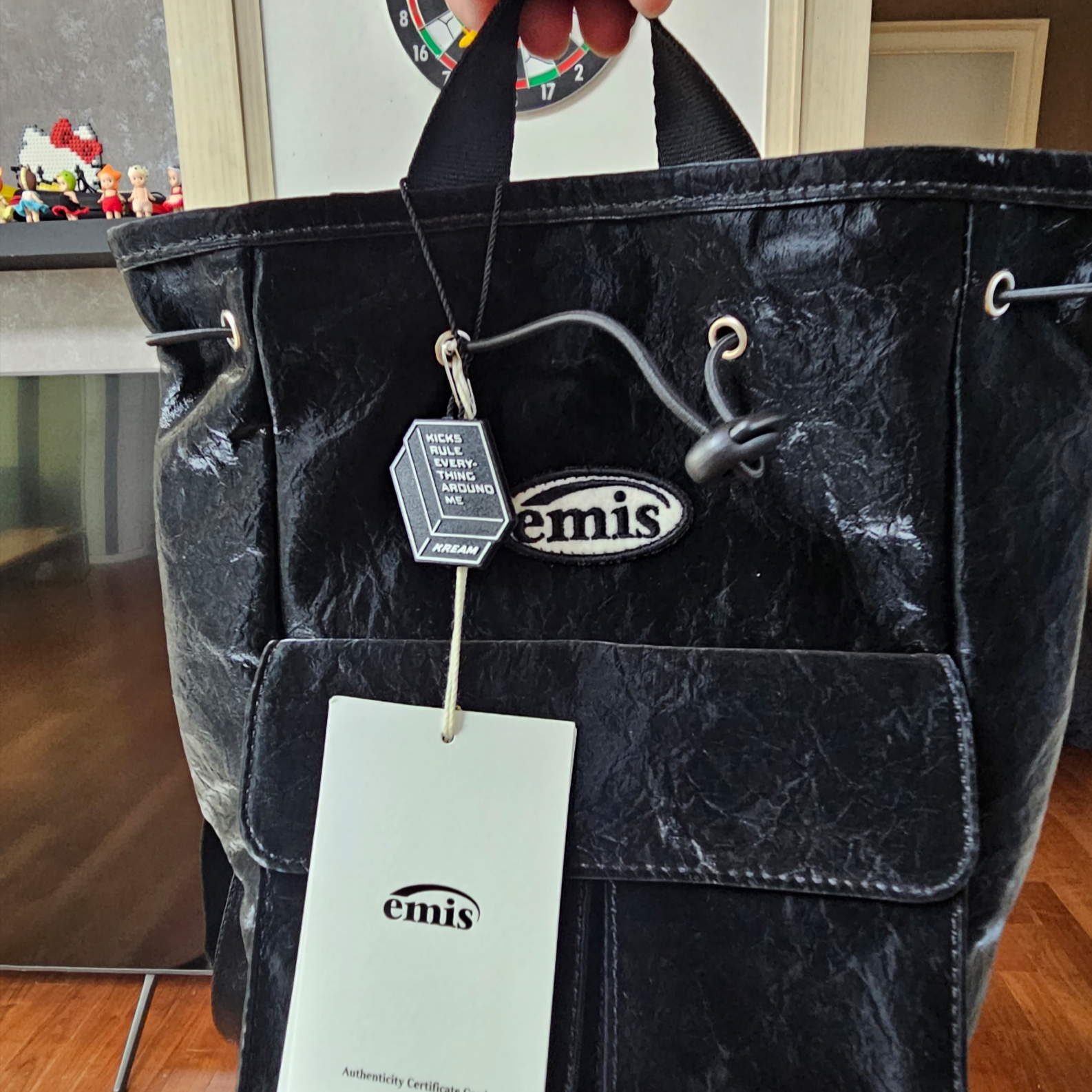 Emis Mini Wappen Pocket Backpack Black 착용 스타일