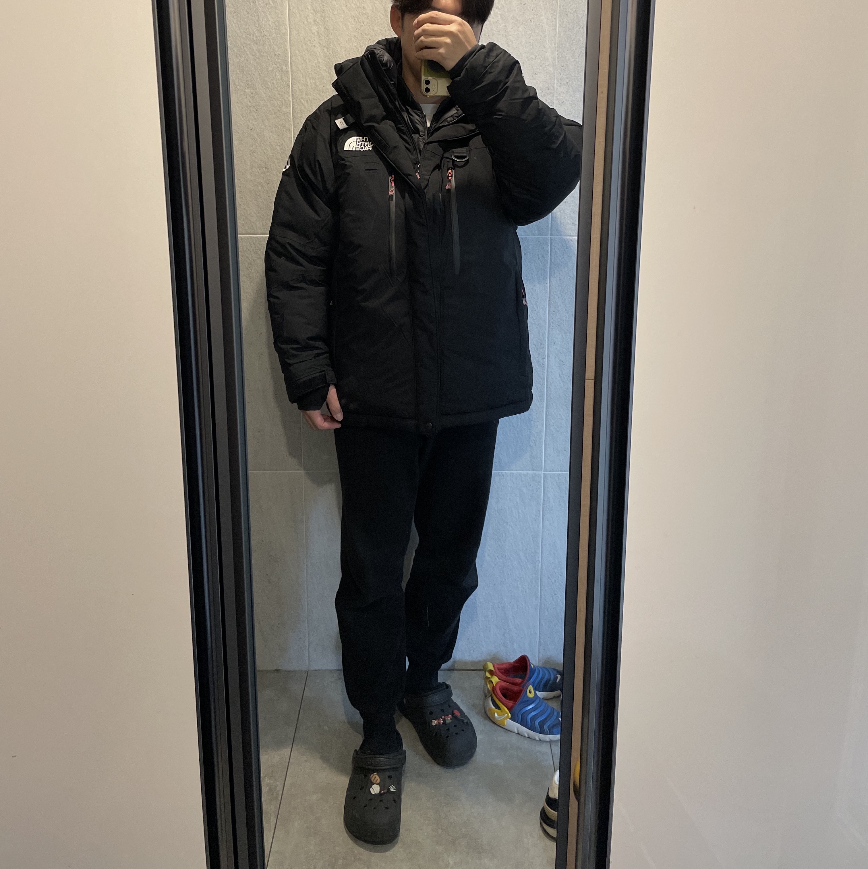 The North Face Himalayan Parka Black 착용 스타일 - 2