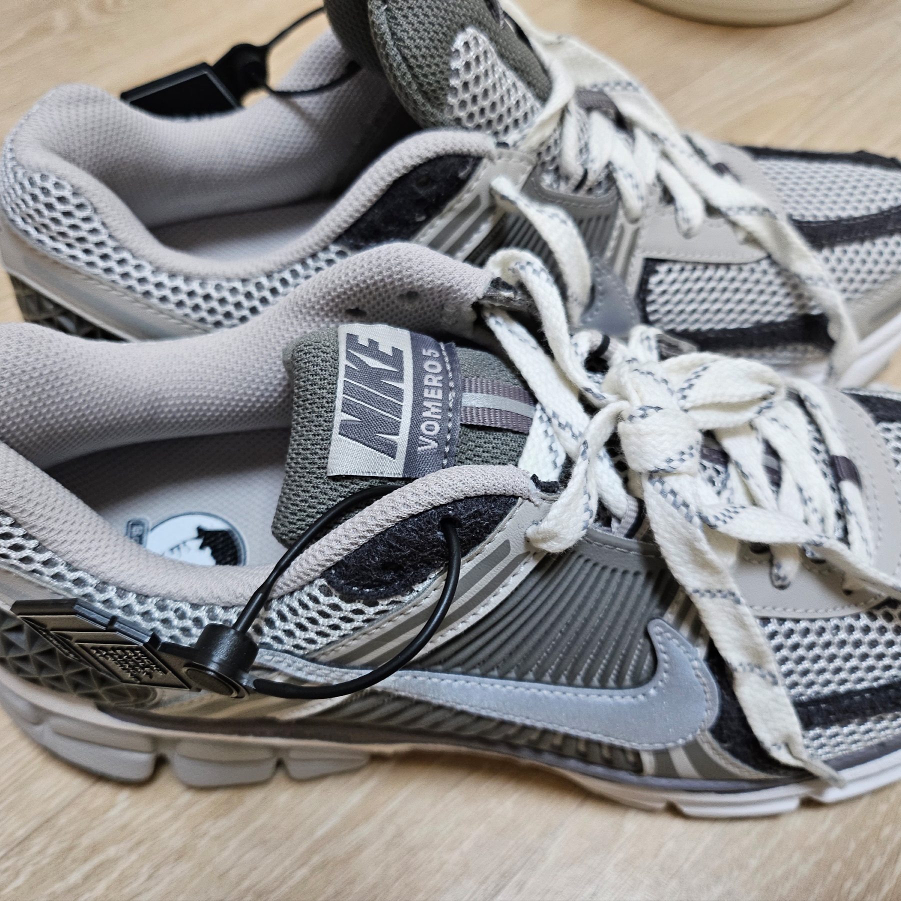 Nike Zoom Vomero 5 PRM Light Iron Ore and Flat Fewter 착용 스타일 - 1