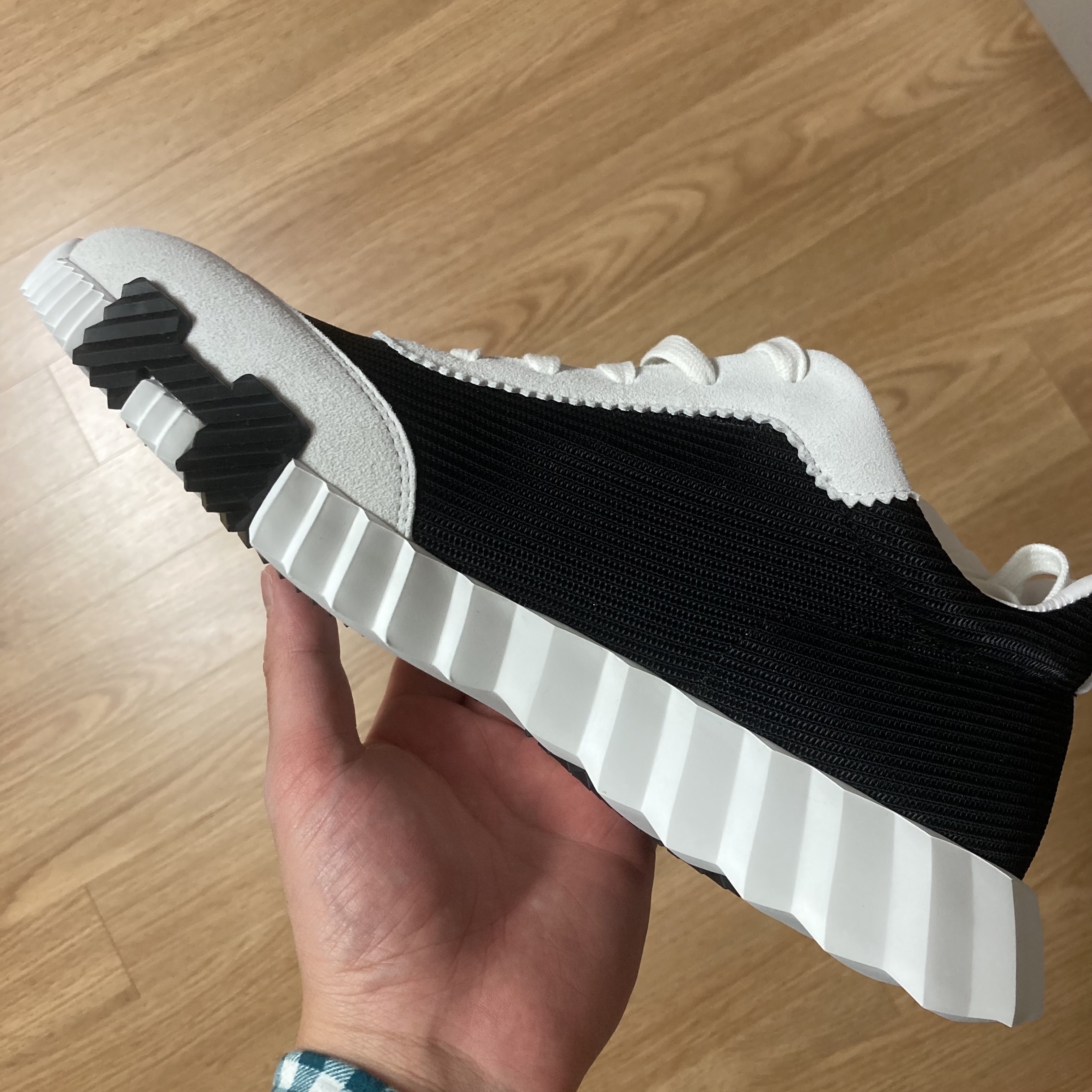 Hermes Bouncing Sneakers Mesh Suede Goatskin & Noir Blanc 착용 스타일
