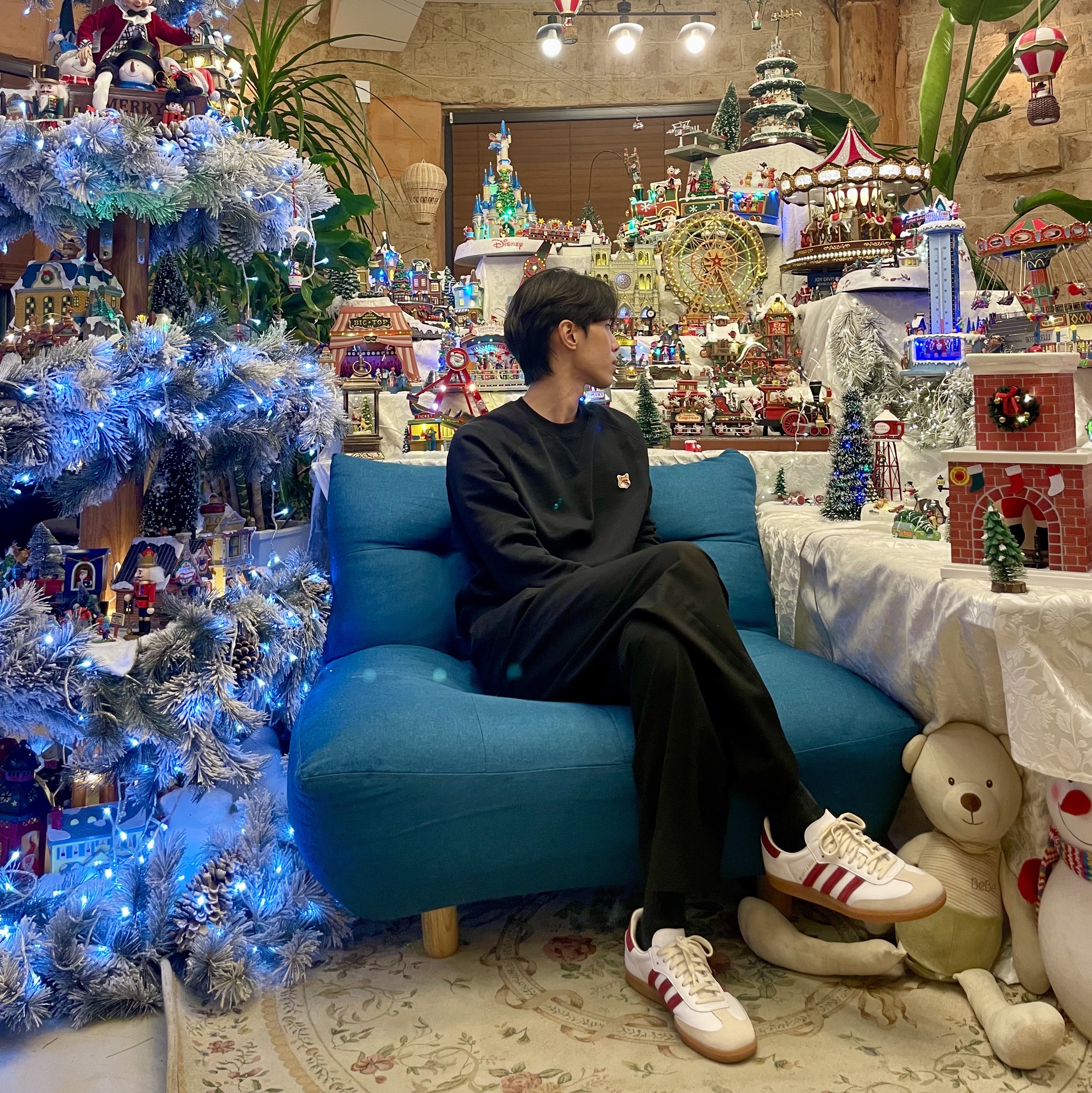 Maison Kitsune Fox Head Patch Classic Sweatshirt Black, Adidas x Sporty & Rich Samba OG Cloud White Collegiate Burgundy 착용 스타일