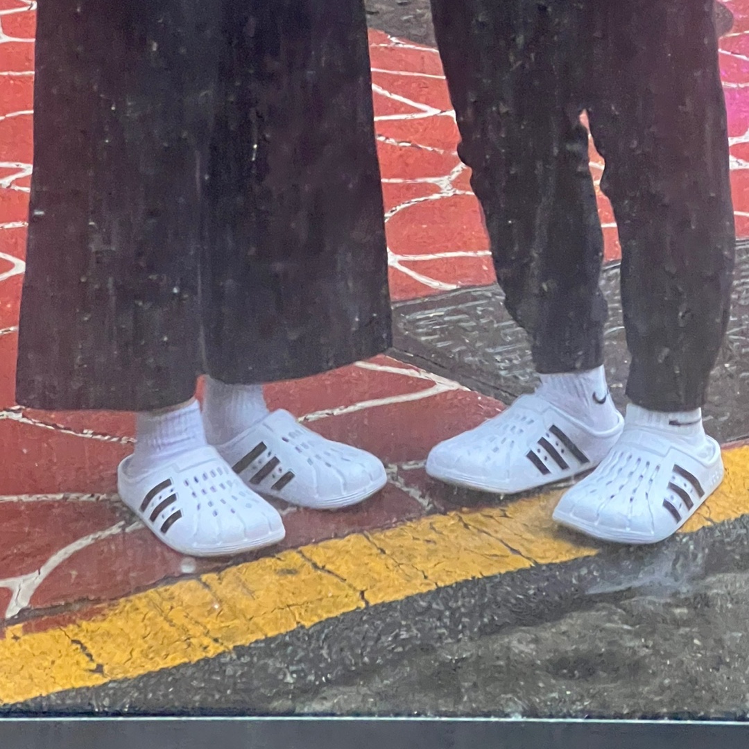 Adidas Adilette Clog White Black 착용 스타일