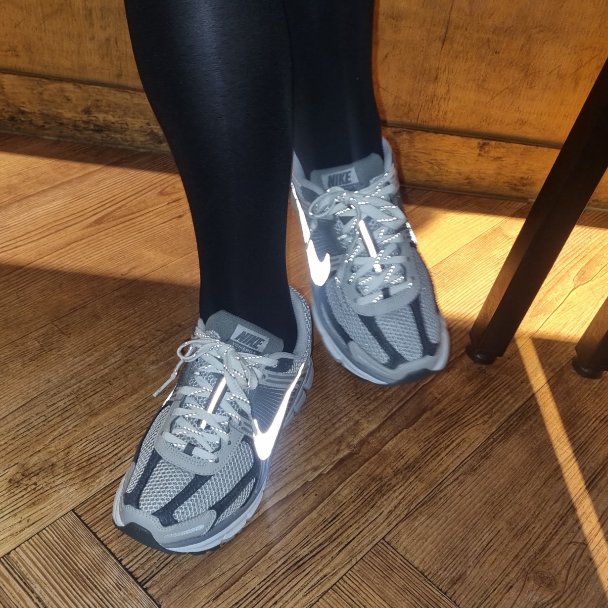 Nike Zoom Vomero 5 PRM Light Iron Ore and Flat Fewter 착용 스타일