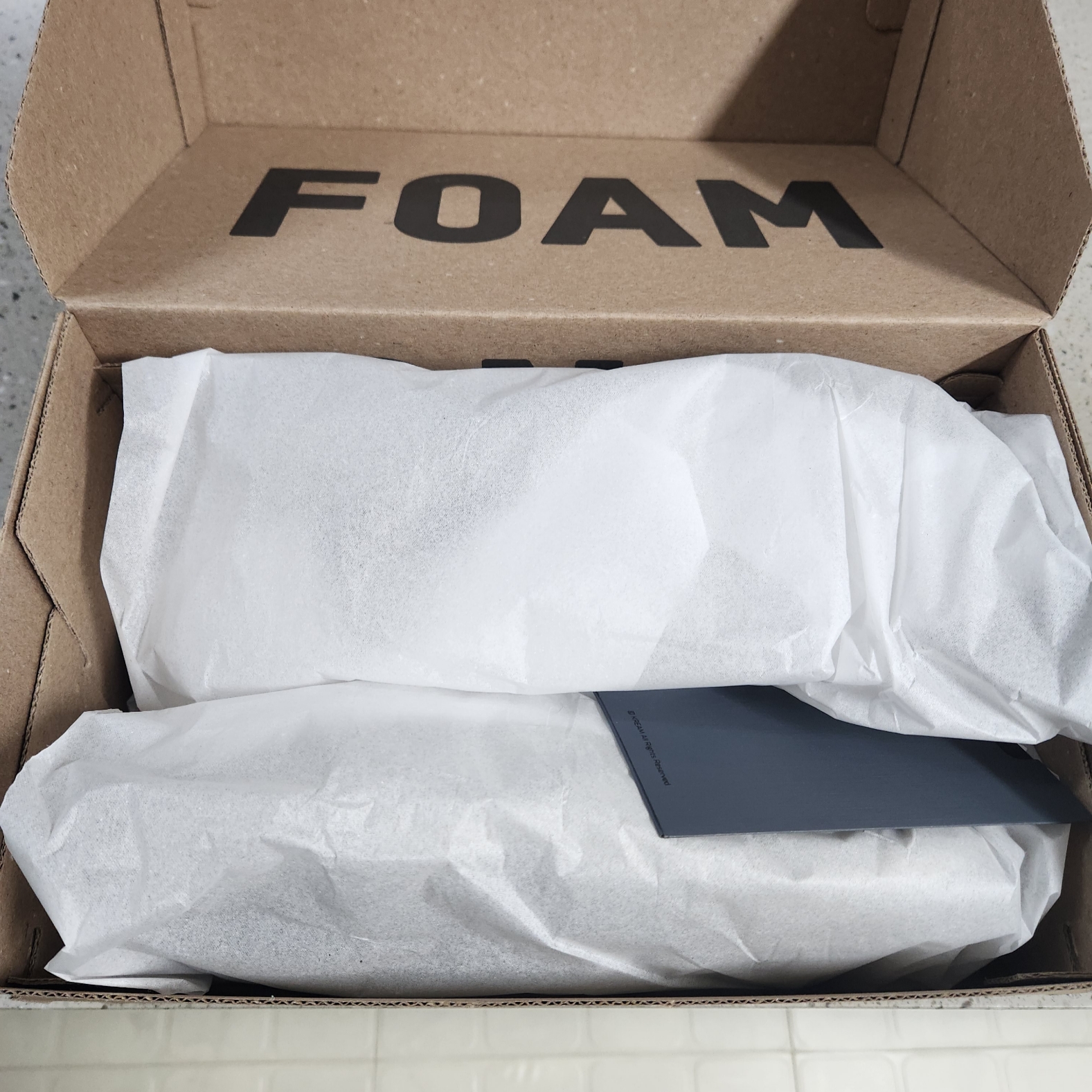 Adidas Yeezy Foam RNNR Stone Salt 착용 스타일 - 4