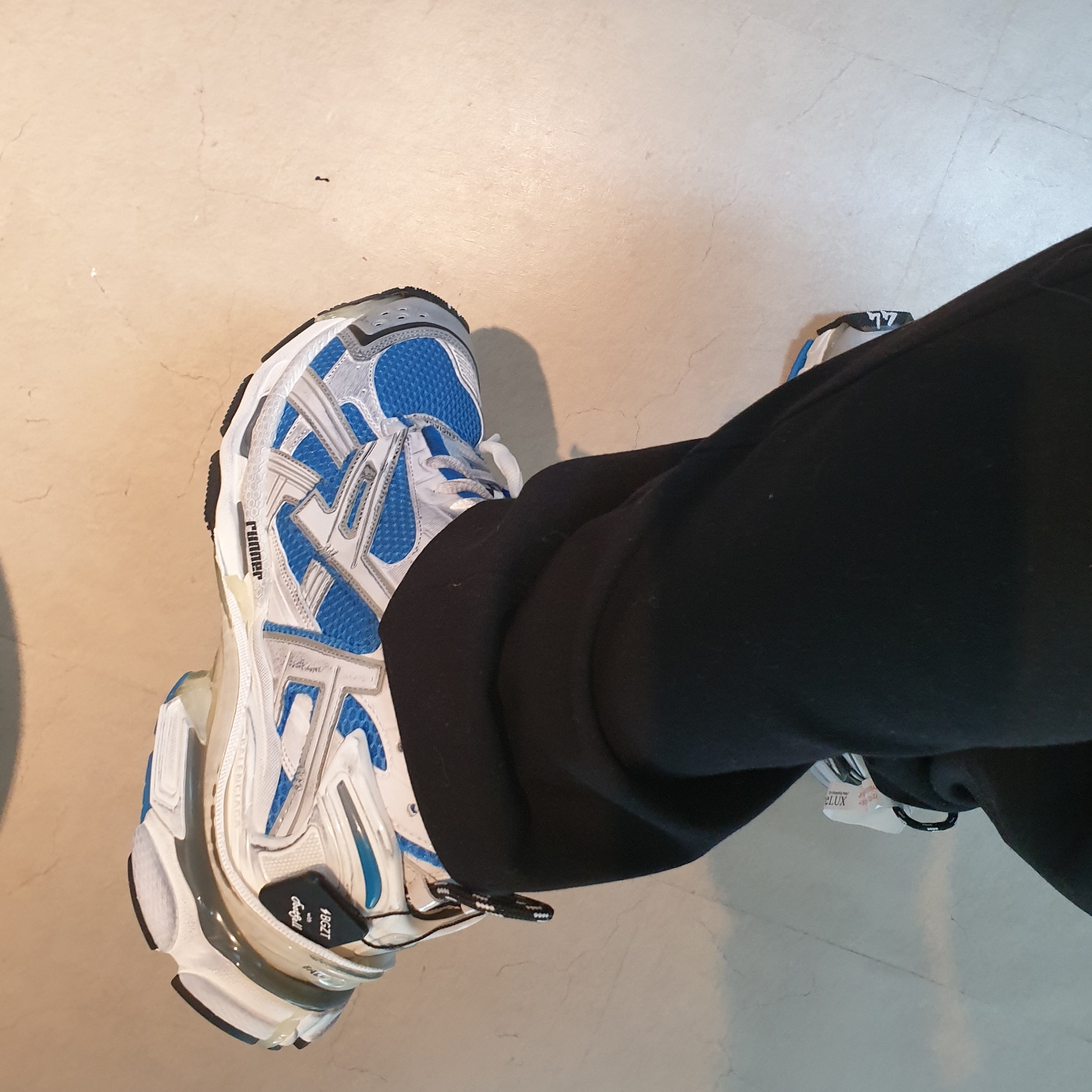 Balenciaga Runner Sneakers Blue White 착용 스타일 - 1