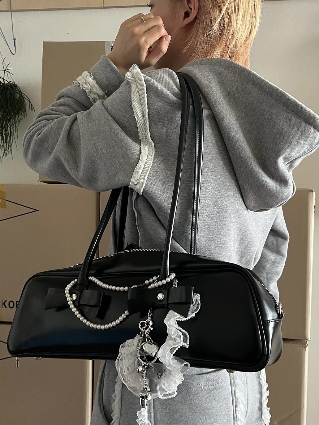 [예약 배송] Saenginstudios Ribbon Baguette Bag Black, [예약 배송] Saenginstudios Ribbon Baguette Bag Burgundy 착용 스타일