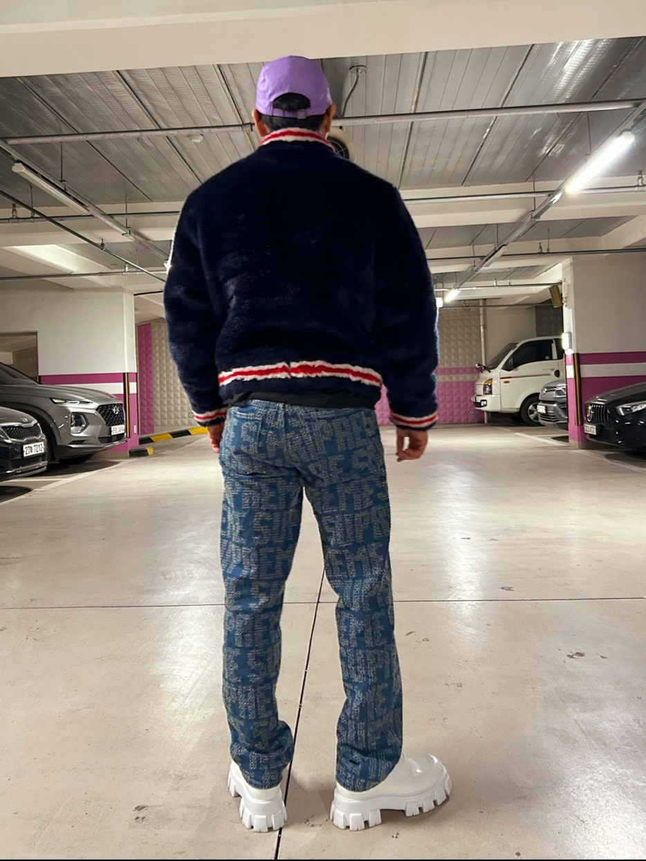 Supreme Faux Fur Varsity Jacket Black - 20SS, Supreme Needle Punch Regular Jean Washed Blue - 23FW 착용 스타일 - 4