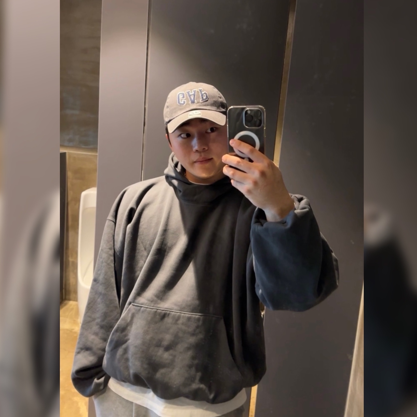 Yeezy Gap Engineered By Balenciaga Dove Hoodie Black 착용 스타일