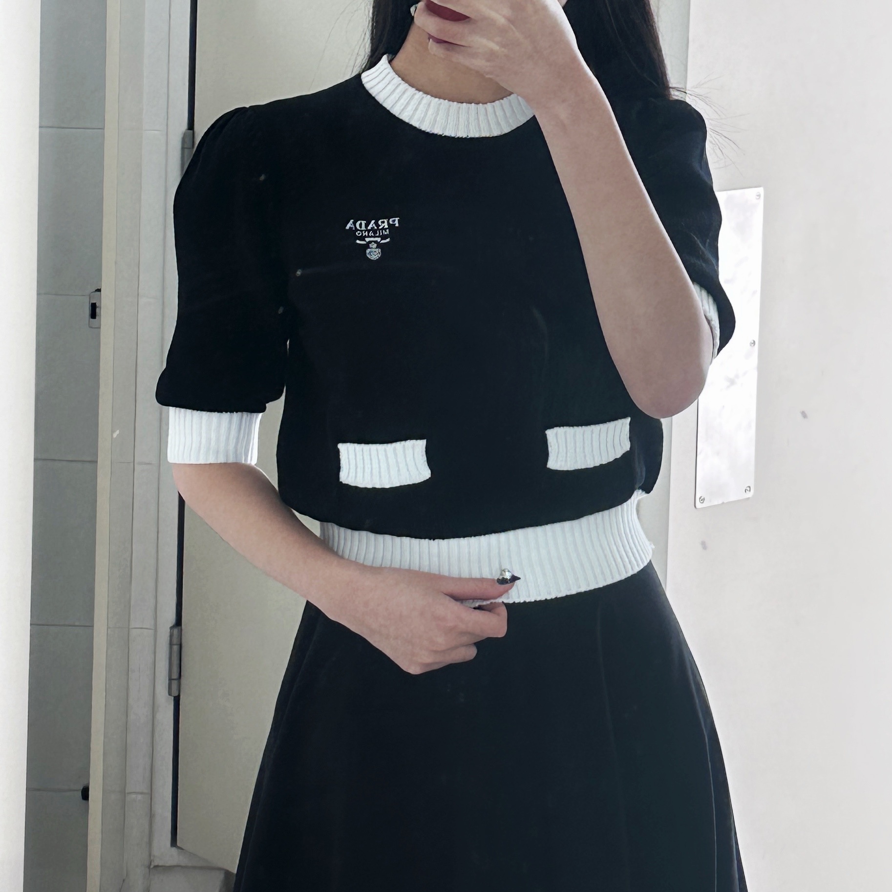 (W) Prada Cotton Crewneck Sweater Black White, (W) Prada Metal Hair Clips Black 착용 스타일 - 2