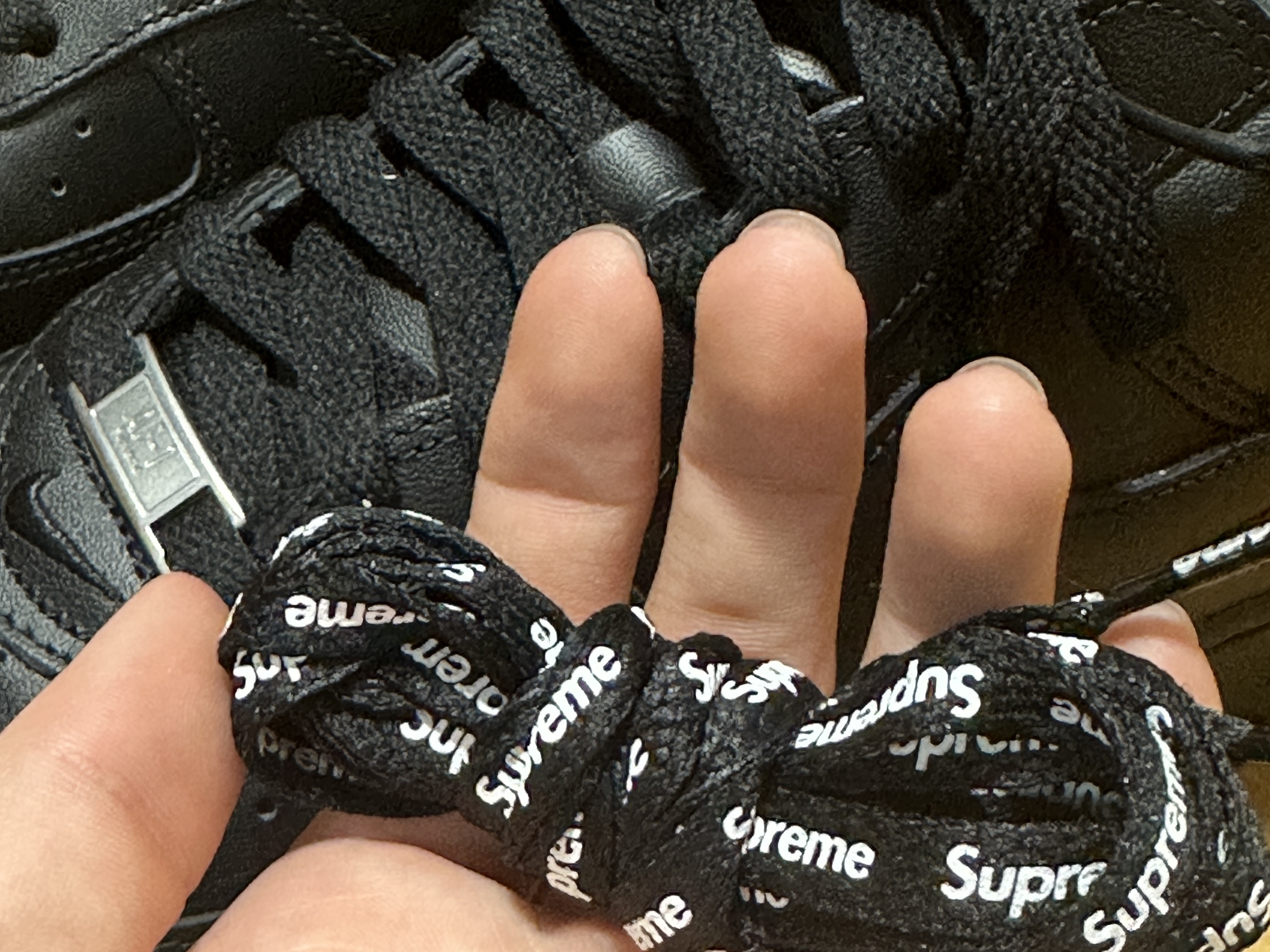 Nike x Supreme Air Force 1 Low Black 착용 스타일 - 3