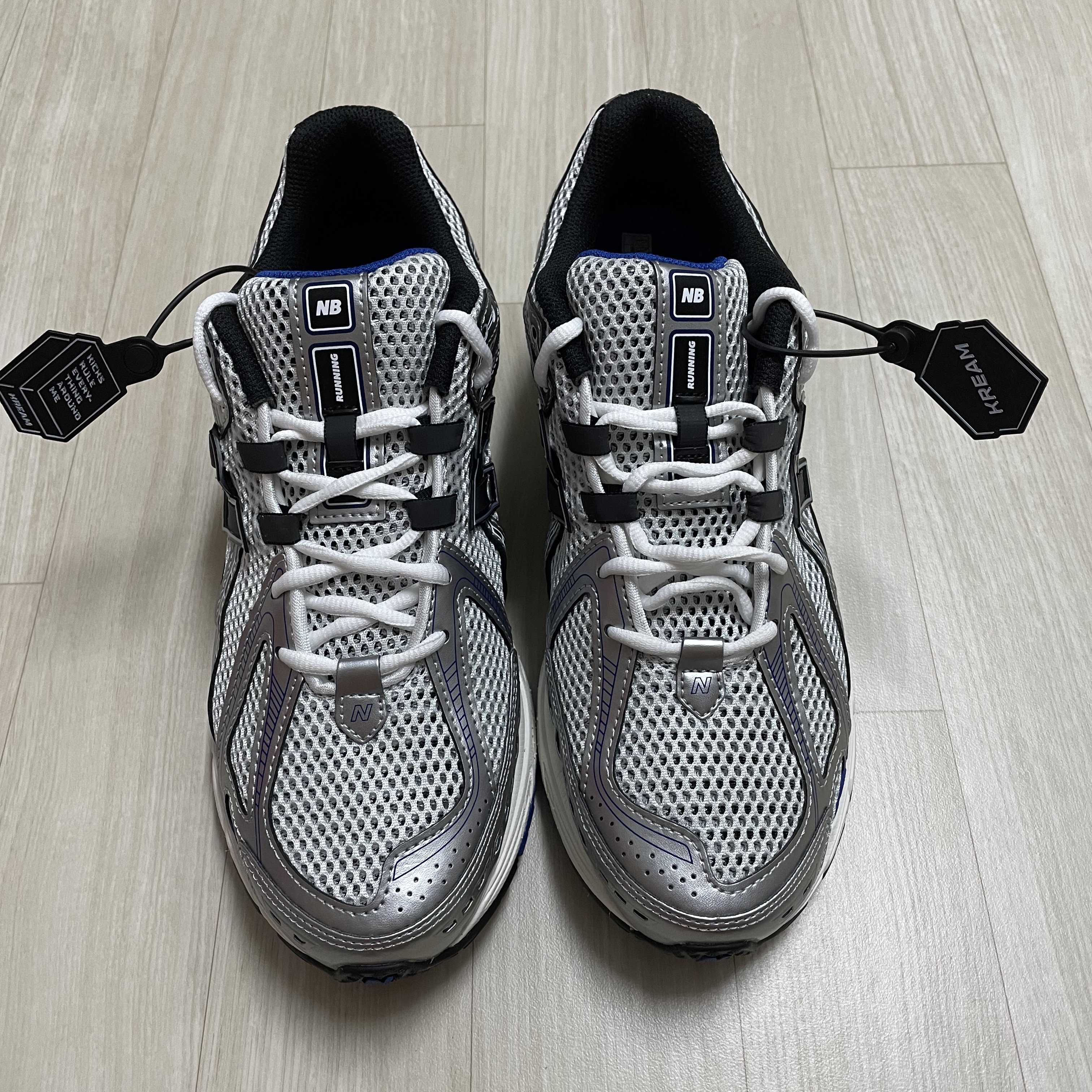 New Balance 1906R Silver Metallic 착용 스타일
