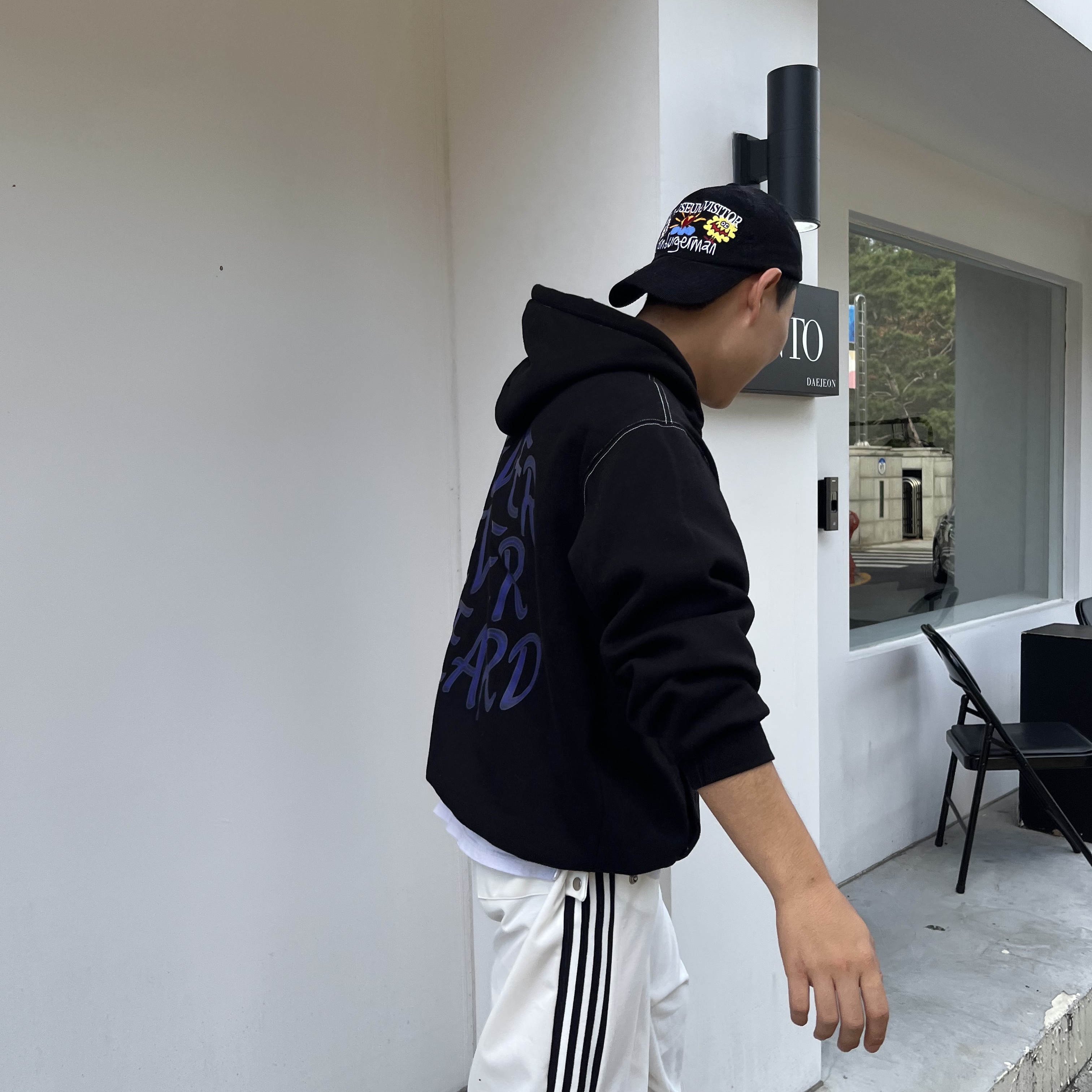 Adidas Superstar Core Black White, The Museum Visitor x Jon Burgerman Pinky Winky & Charlie Ball Cap Black 착용 스타일 - 2