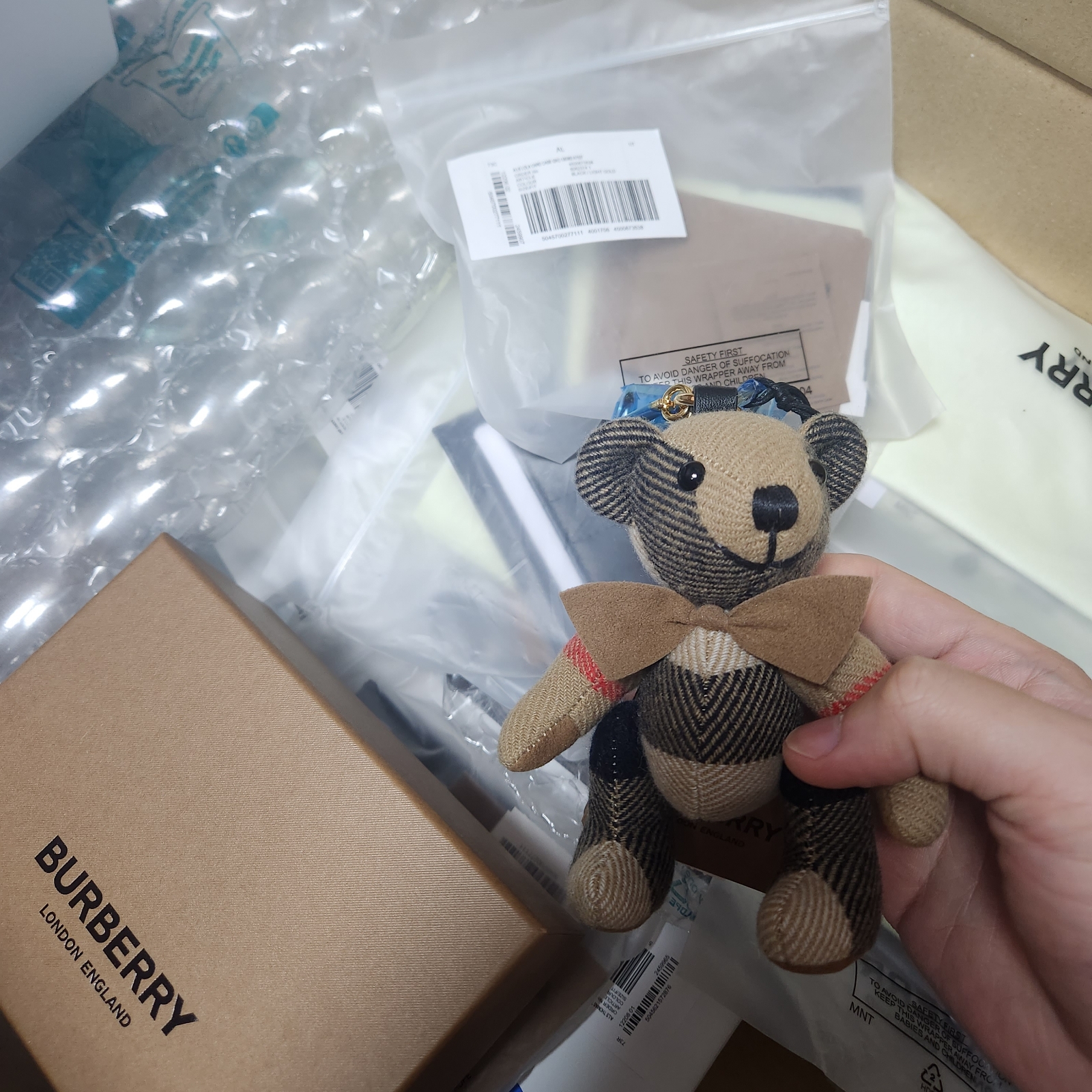 Burberry Bow Tie Thomas Bear Charm Archive Beige, Burberry Thomas Bear Charm in Trench Coat Archive Beige 착용 스타일