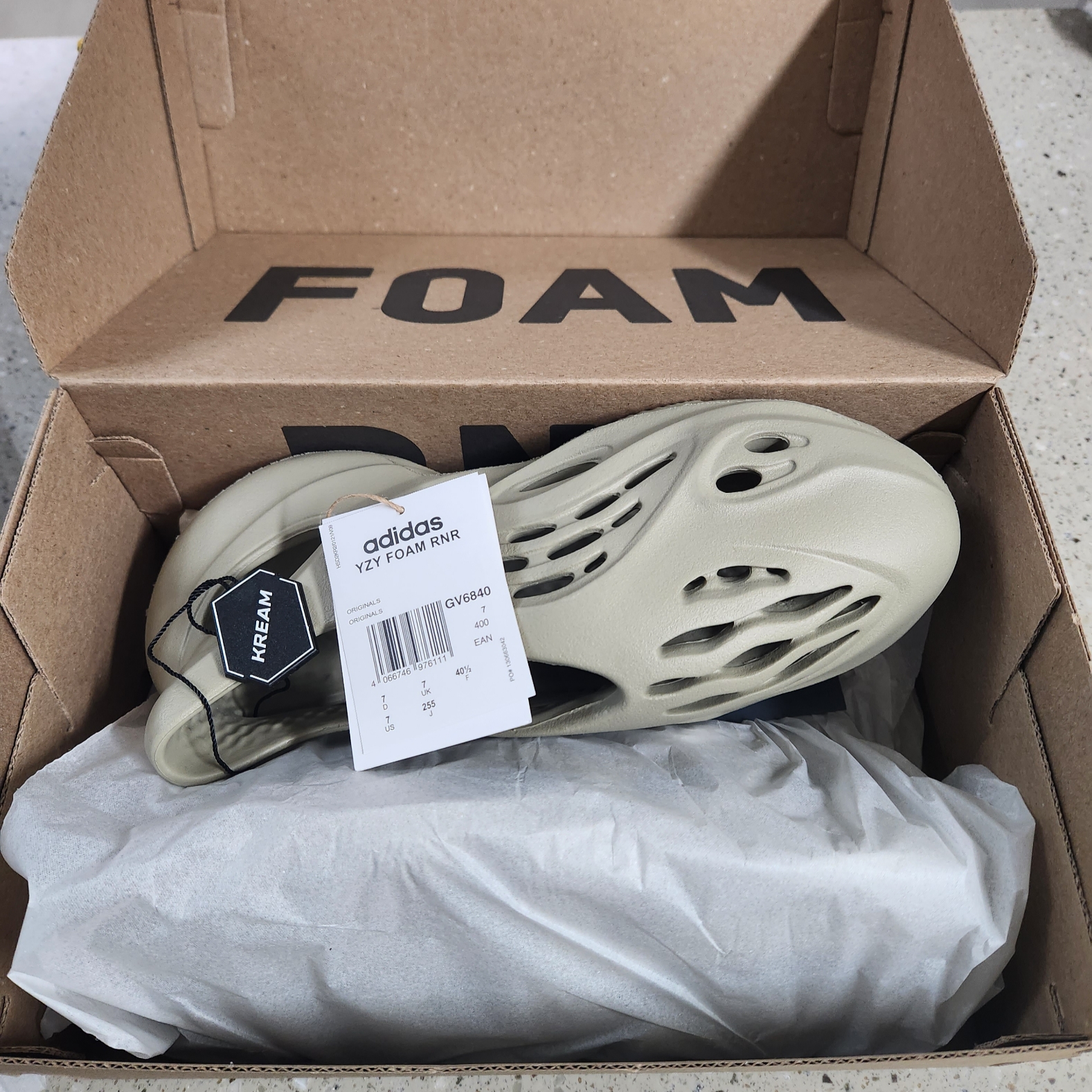Adidas Yeezy Foam RNNR Stone Salt 착용 스타일 - 3